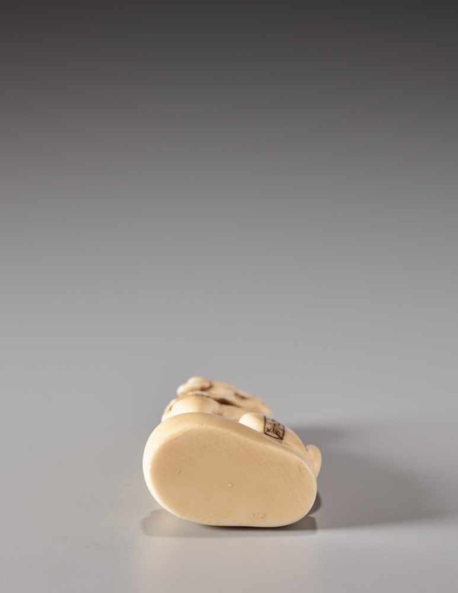 A FINE IVORY SEAL NETSUKE OF A DOG WITH COLLAR AND BELL BY TOSHIHIDE (JUEI)Ivory netsukeJapan19th - Image 5 of 7