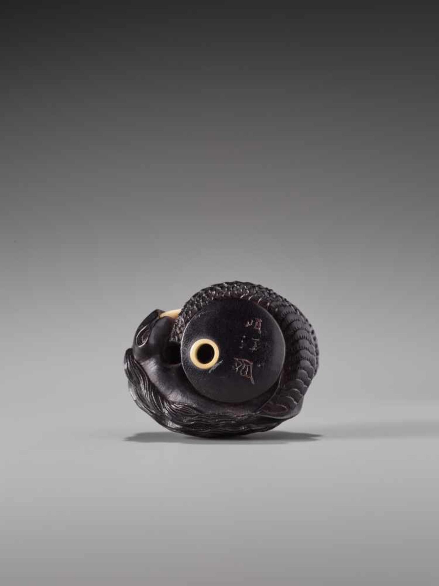 AN EXCELLENT EBONY WOOD AND IVORY NETSUKE OF KIYOHIME BY TANAKA MINKO (1735 – 1816)Ebony wood with - Image 9 of 17