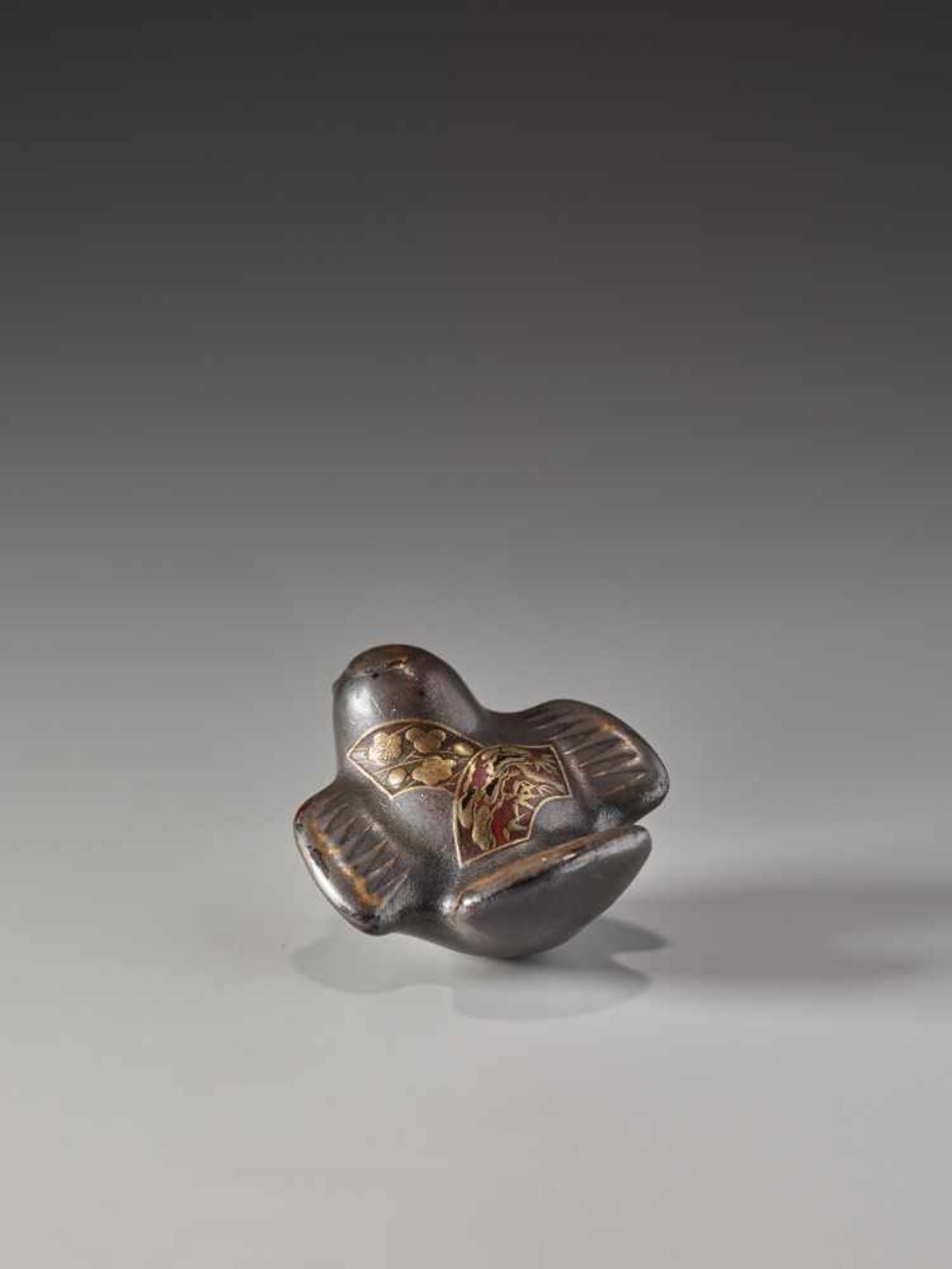 A SMALL AND RARE LACQUERED WOOD NETSUKE OF A CHIDORILacquered wood netsukeJapan19th century, Edo - Image 6 of 7