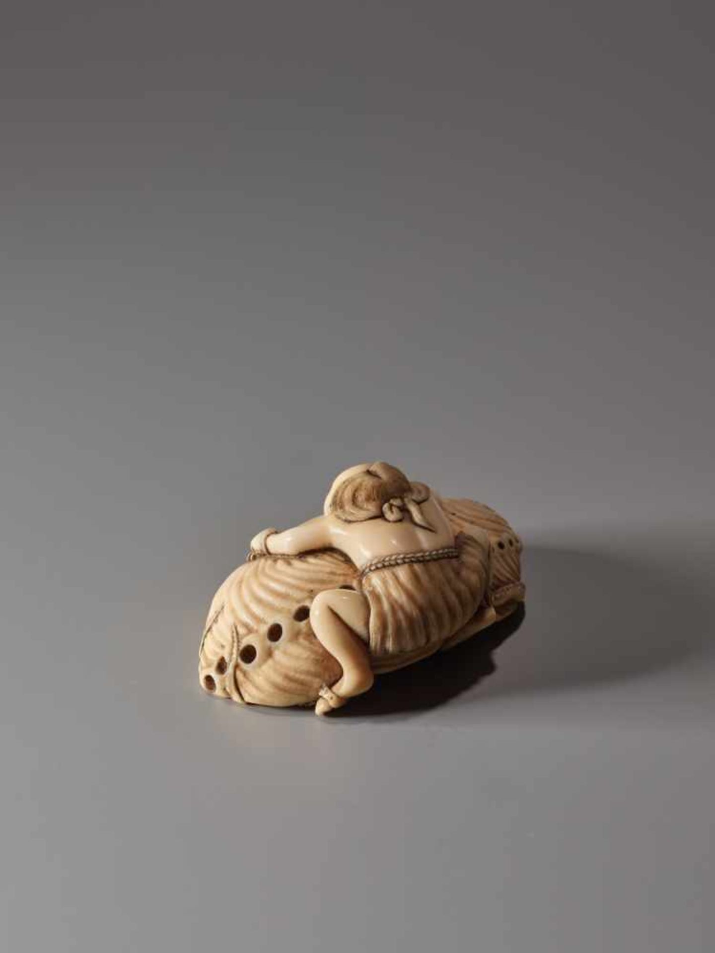 AN IVORY NETSUKE OF A FISHER GIRL AND OCTOPUS ON A GIANT AWABIIvory netsukeJapan19th century, Edo - Image 6 of 9