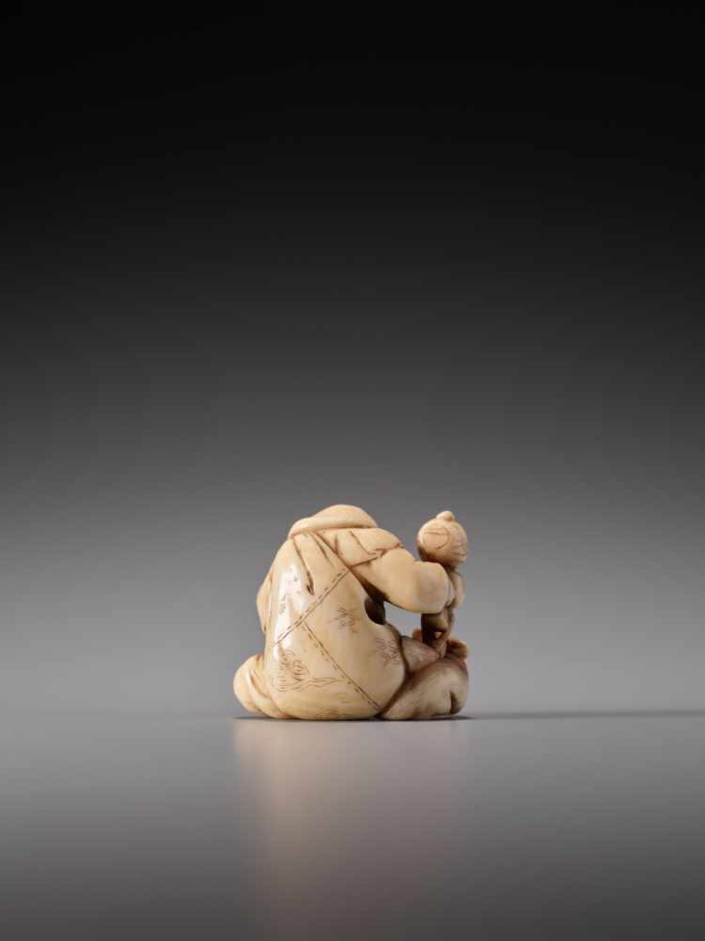 A CHARMING IVORY NETSUKE OF DAIKOKU WITH RATIvory netsukeJapan19th century, Edo period (1615-1868) - Image 3 of 5