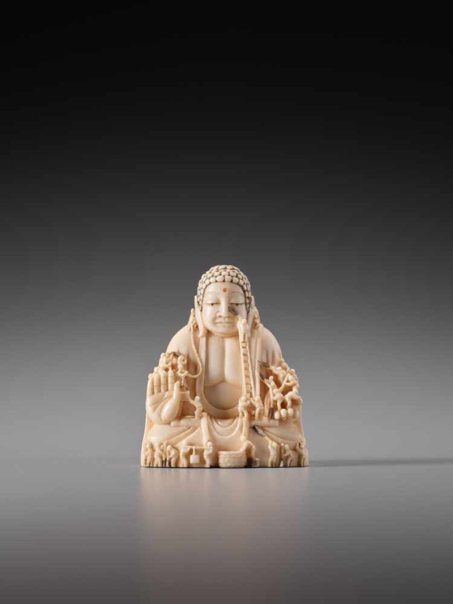 AN IVORY NETSUKE OF CLEANING THE NARA DAIBUTSU BY KEIUNIvory netsukeJapan, Kyoto/Uji20th - Bild 3 aus 10