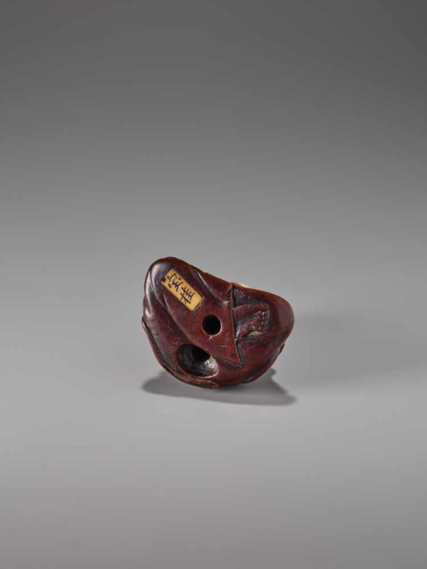 AN UNUSUAL WOOD AND IVORY NETSUKE OF A SNEEZER AS A NOH ACTOR BY HOKEIWood netsuke with - Image 5 of 7