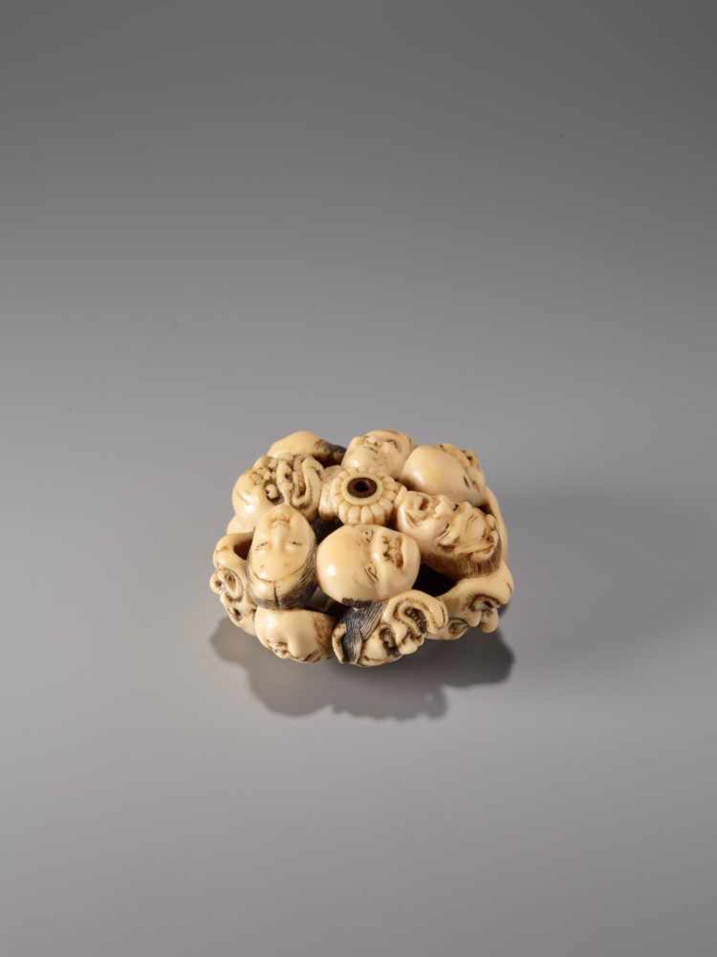 AN IVORY ‘RYUSA-STYLE’ MANJU NETSUKE DEPICTING FIFTEEN NOH MASKS BY ICHIJO HAKUUNSAI IIIvory - Image 5 of 10