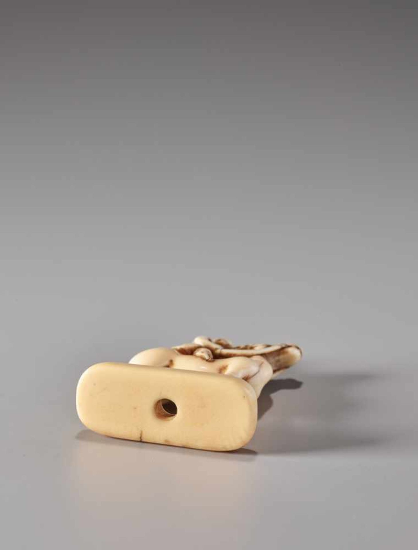 AN IVORY NETSUKE OF A MONKEY ON A HORSEIvory netsukeJapan19th century, Edo period (1615-1868)The - Image 6 of 6