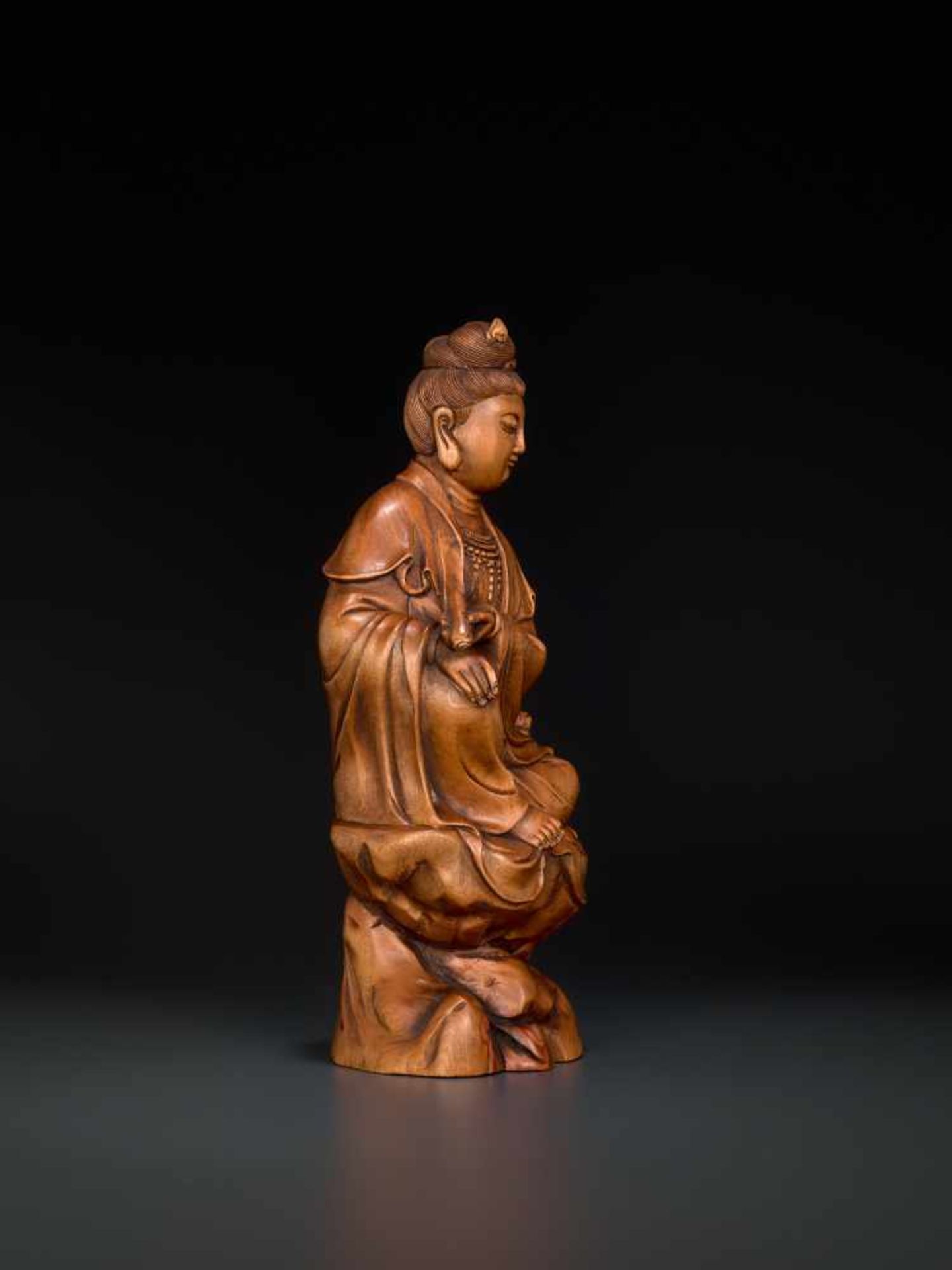 A CARVED QING DYNASTY BOXWOOD FIGURE OF GUANYIN Boxwood China, Qing Dynasty This masterly carved - Image 7 of 11