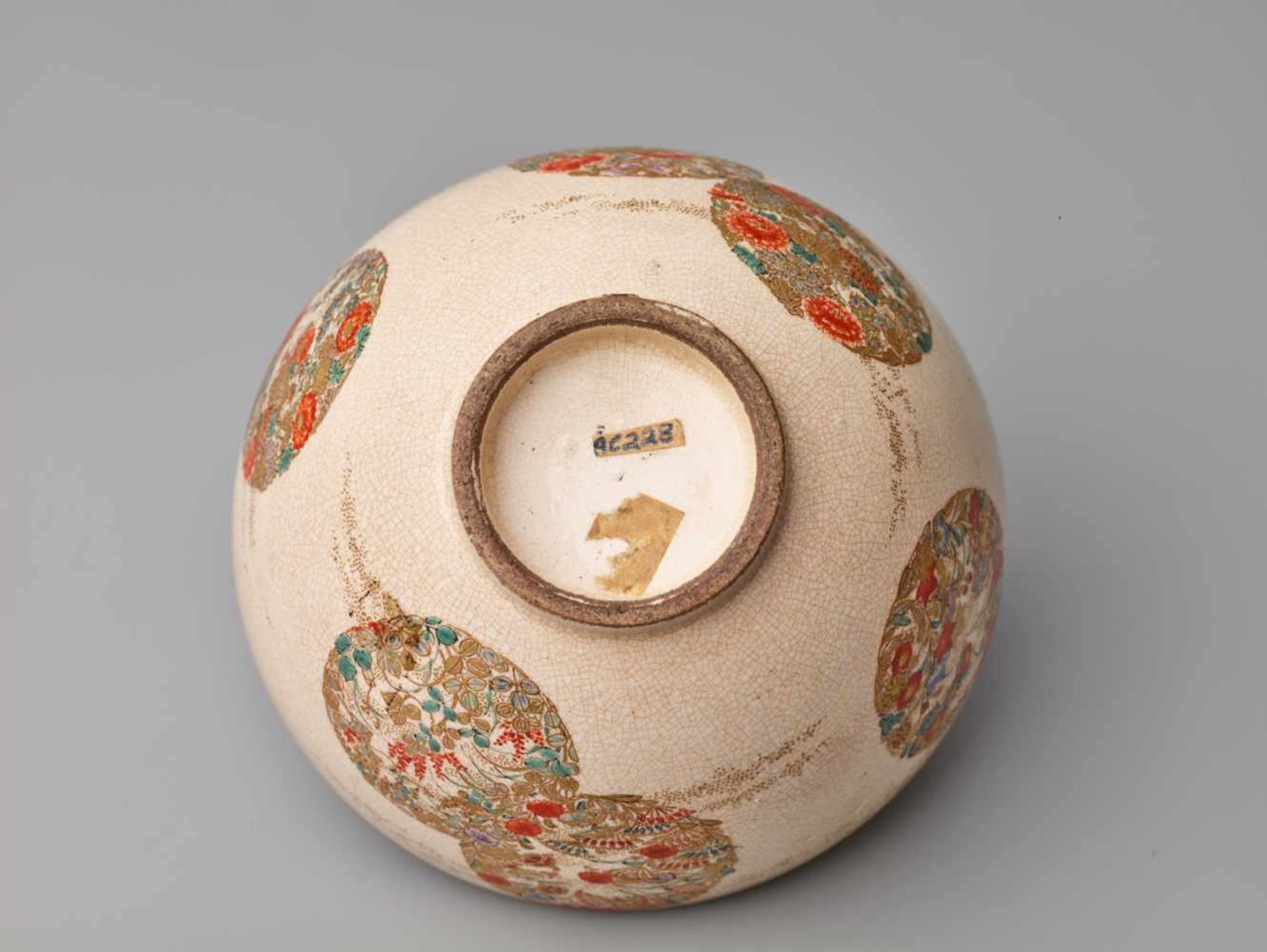 A JAPANESE SATSUMA BOWL WITH FLOWER CRESTSSatsuma ceramicJapan, late 19th century, Meiji period ( - Image 8 of 8