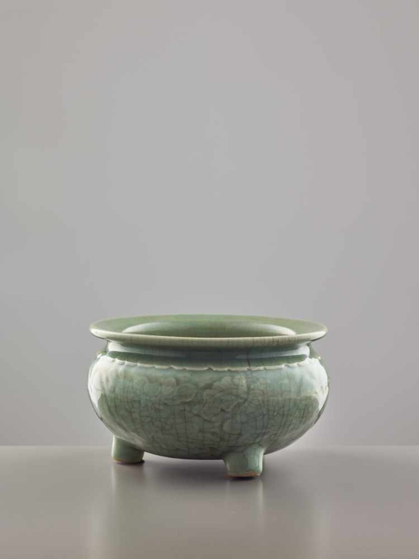 A LONGQUAN CELADON TRIPOD ‘PEONY’ CENSER, MING DYNASTY Celadon glaze stoneware with carved - Image 2 of 7