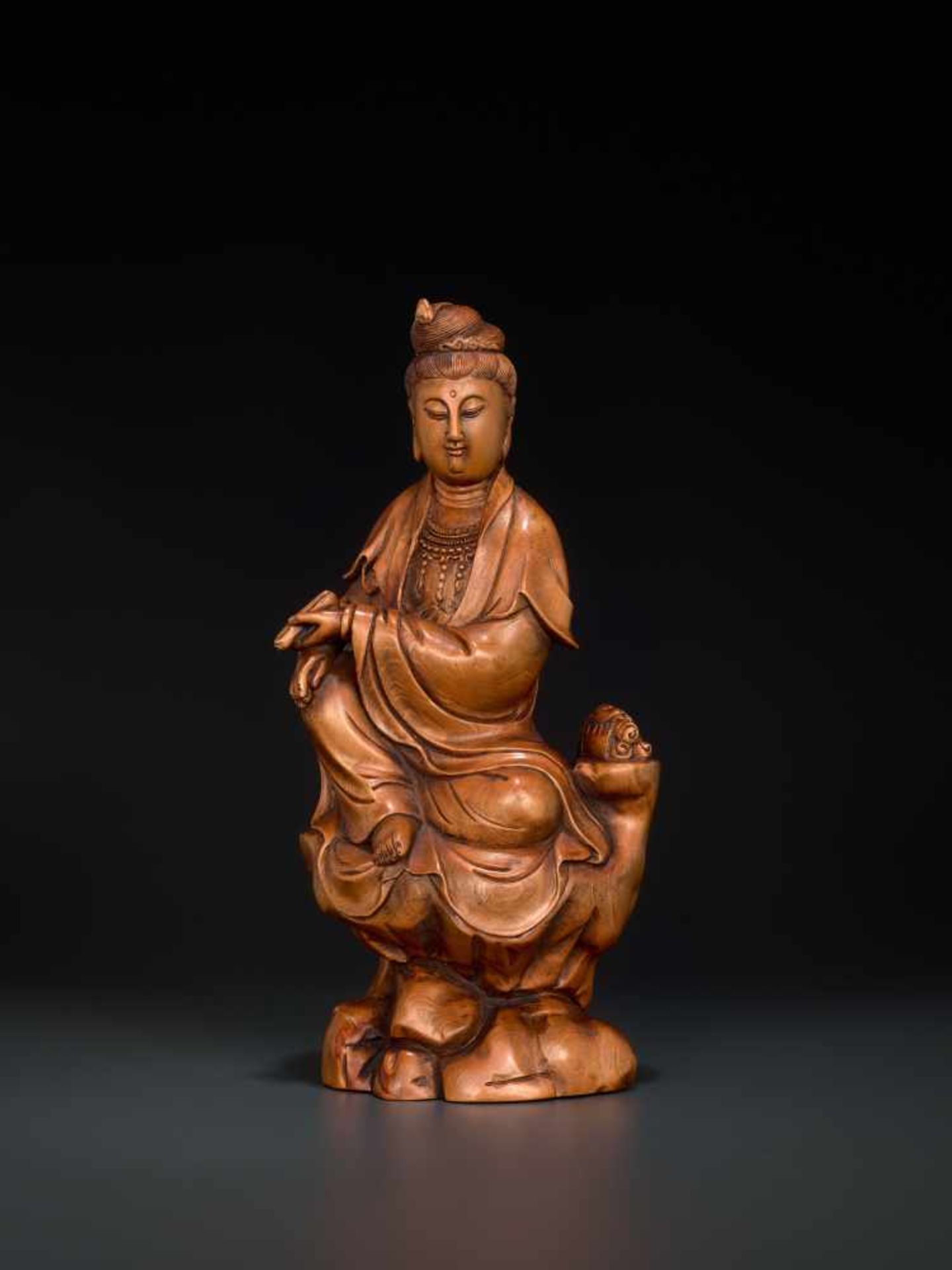 A CARVED QING DYNASTY BOXWOOD FIGURE OF GUANYIN Boxwood China, Qing Dynasty This masterly carved - Image 3 of 11