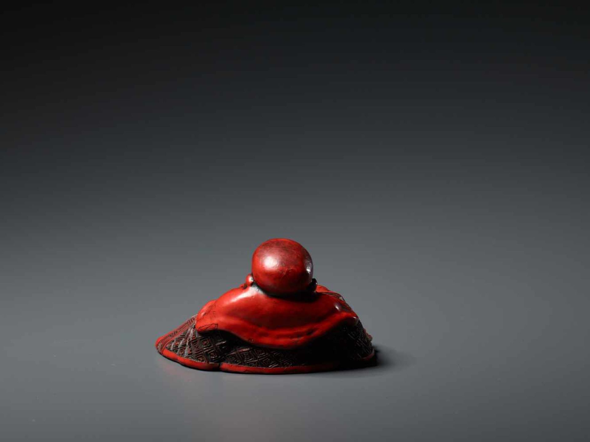 A CINNABAR LACQUER BUDAI, QING DYNASTY, POSSIBLY BY LU GUISHENGThe ceramic statue entirely covered - Image 5 of 8