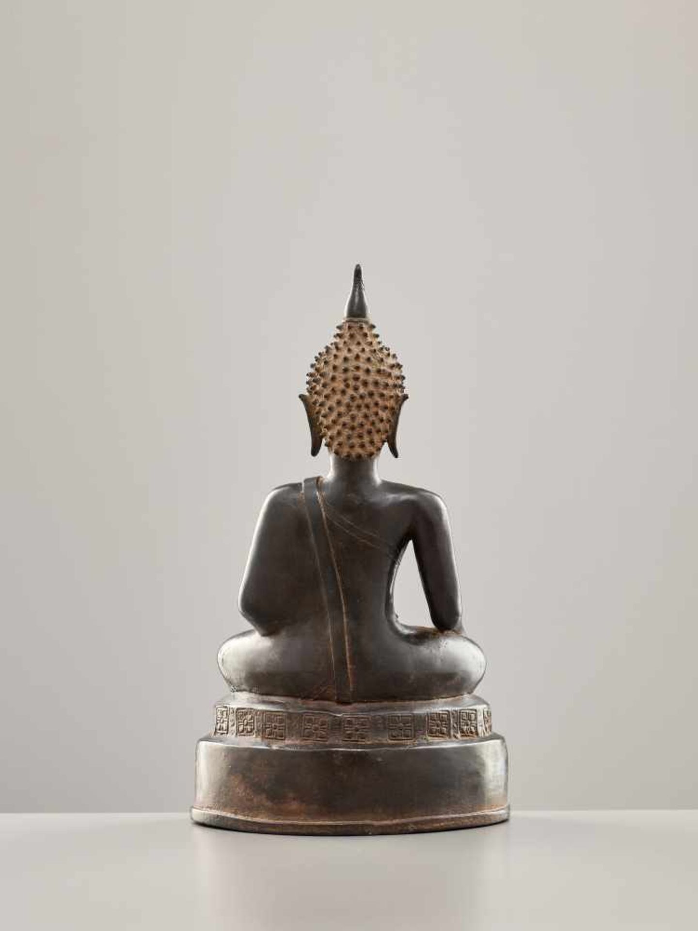 A FINE BRONZE FIGURE OF BUDDHA SHAKYAMUNI, LAOS / NORTHERN THAILAND, 17th – 18th CENTURYMassively - Image 5 of 6