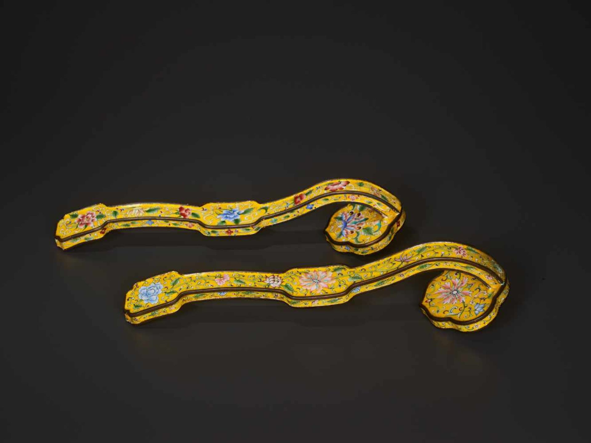 A PAIR OF QING DYNASTY CANTON ENAMEL RUYI SCEPTRES Enamel on copper bronze China, Qing Dynasty - Image 4 of 4