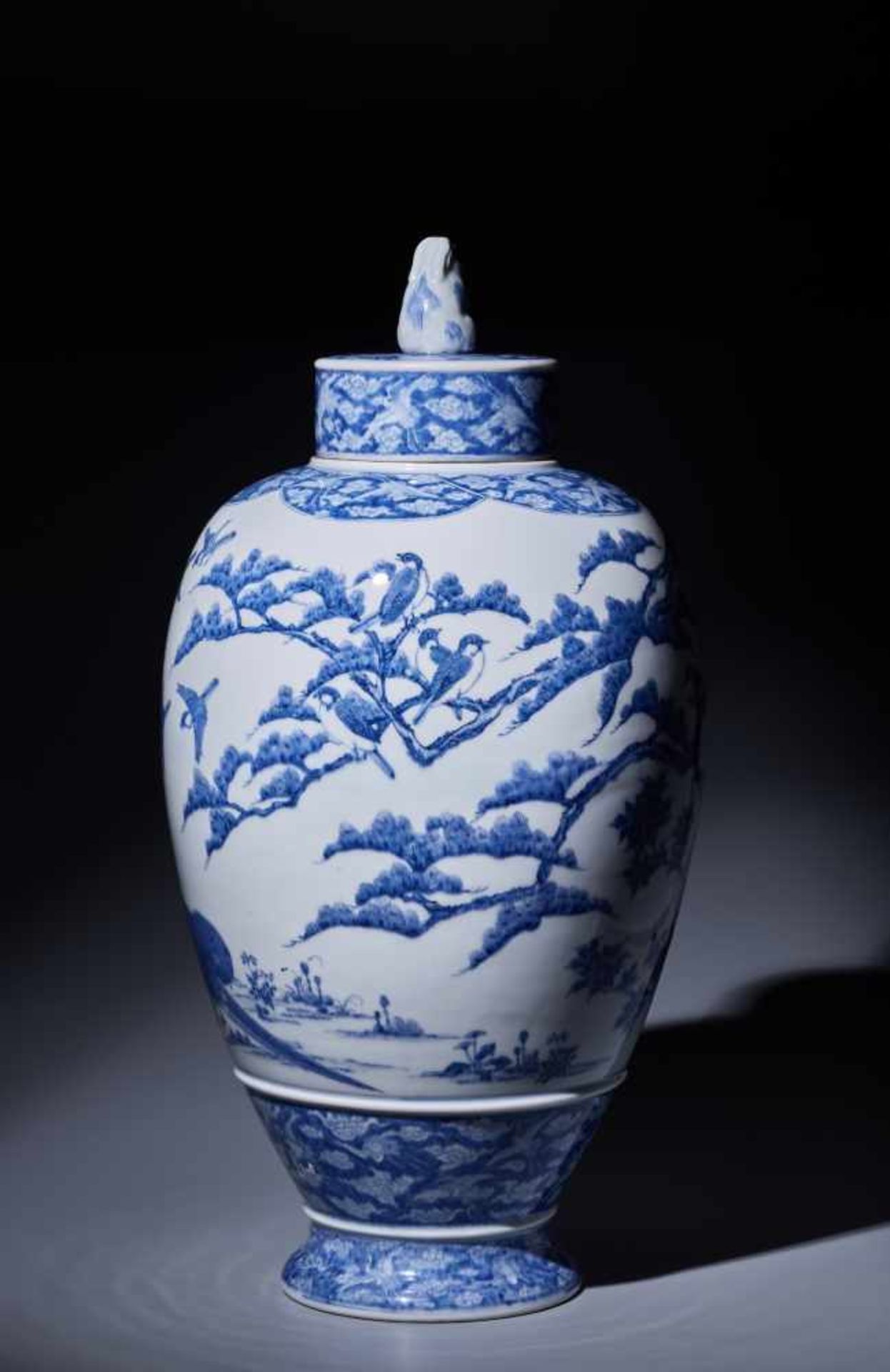 A LARGE AND FINE SETO-WARE BLUE AND WHITE PORCELAIN VASE BY KATO KICHIBEIPorcelain with blue and - Image 4 of 11