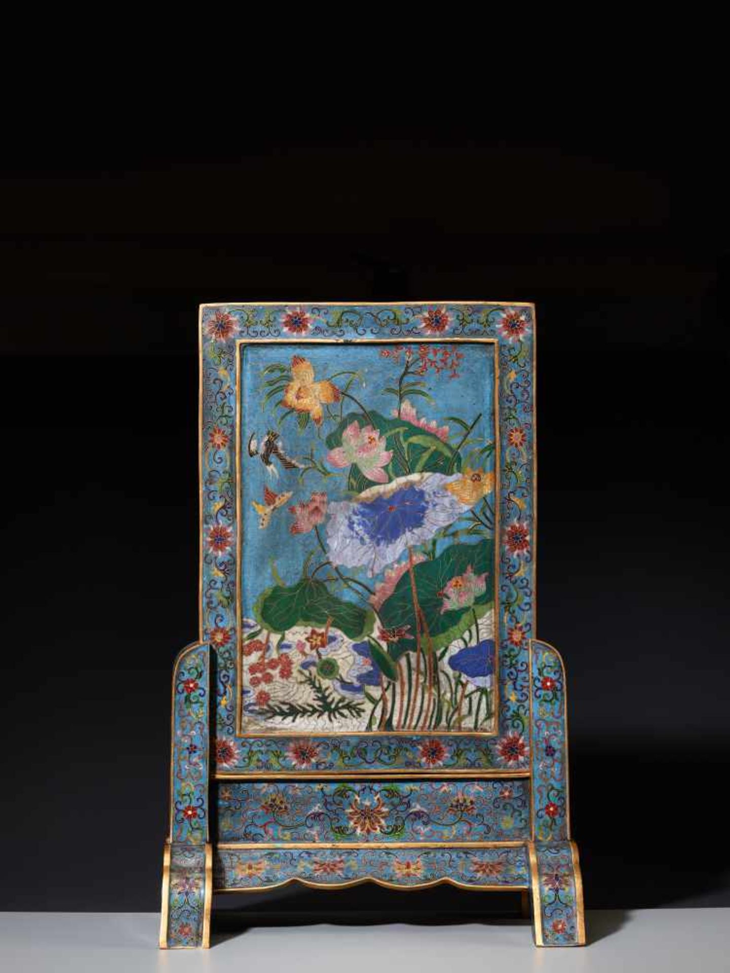 A CLOISONNE ‘LOTUS’ TABLE SCREEN AND STAND Cloisonné enamel on gilt bronze bodyChina, late Qing - Image 2 of 7