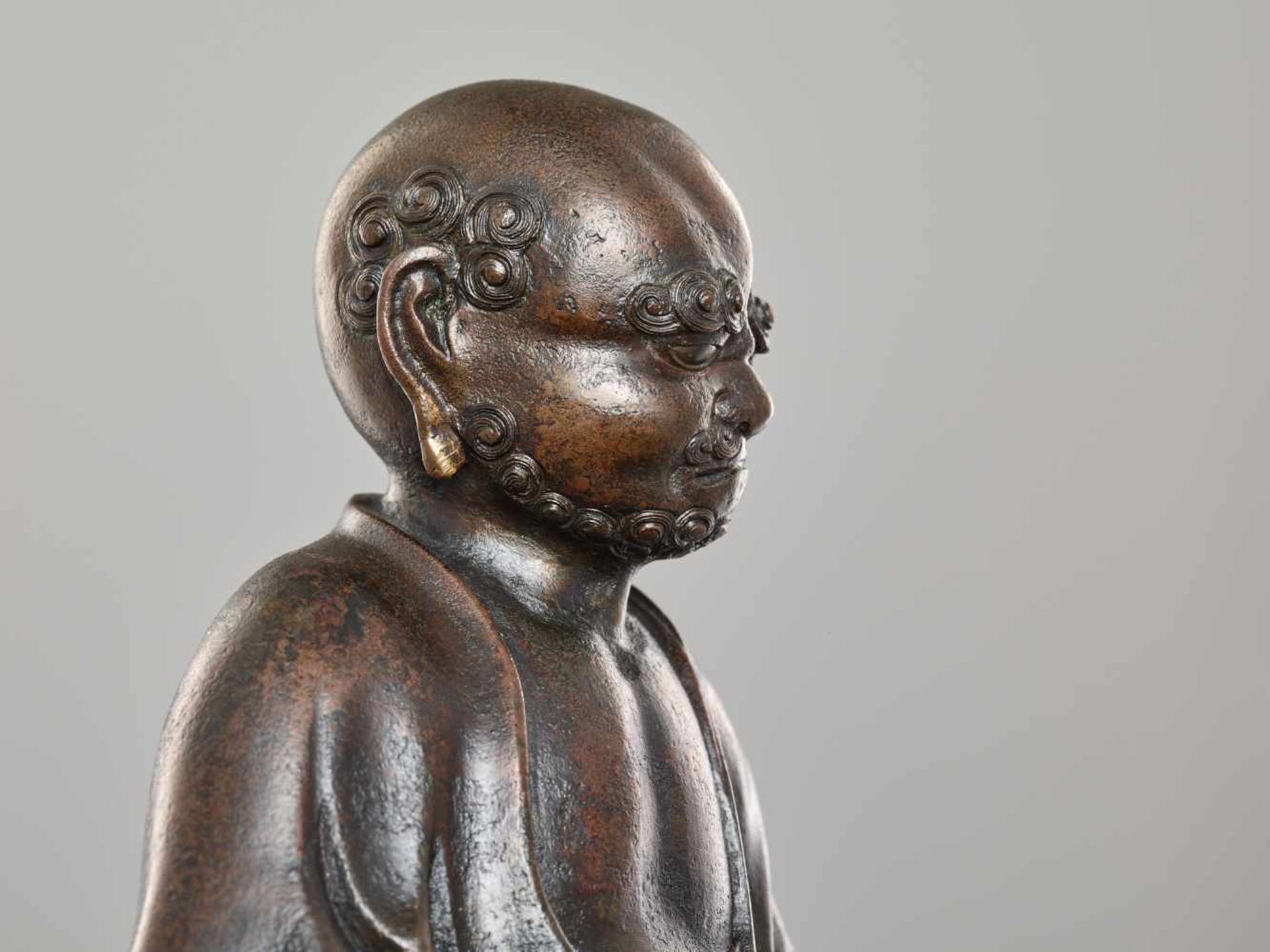 AN EXCELLENT BRONZE STATUE OF DARUMA, 17th/18th CENTURYBronzeJapan, 17th/18th century, Edo period ( - Image 11 of 16