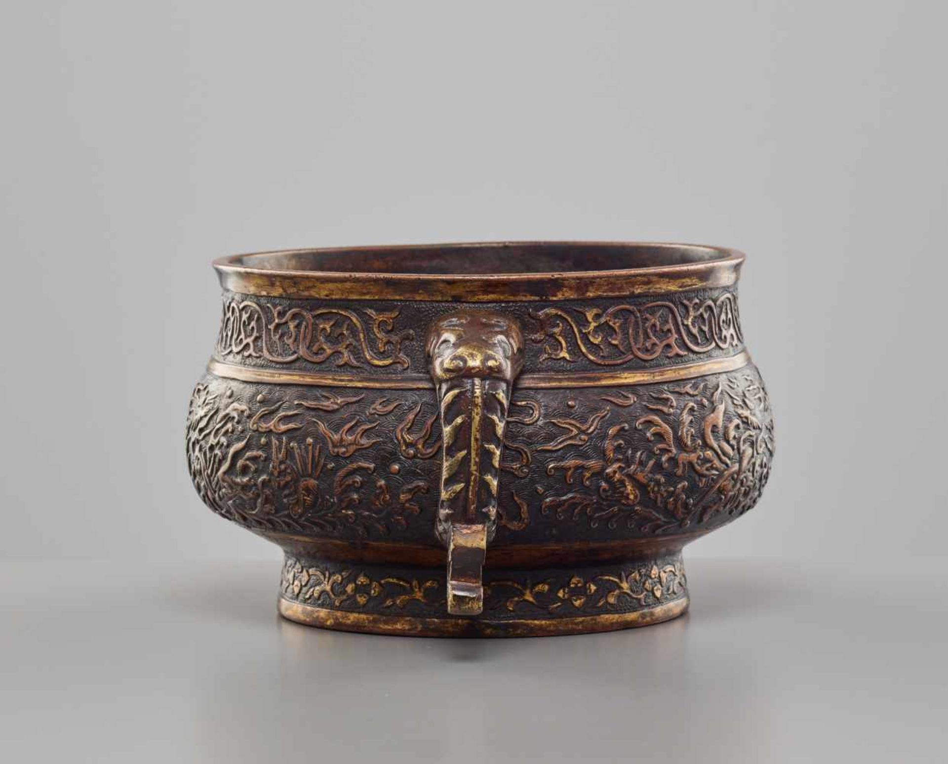 A LARGE PARCEL-GILT BRONZE CENSER, GUI, WANLI PERIOD, HU WENMING MARK THIS LOT IS PUBLISHED in - Image 6 of 13