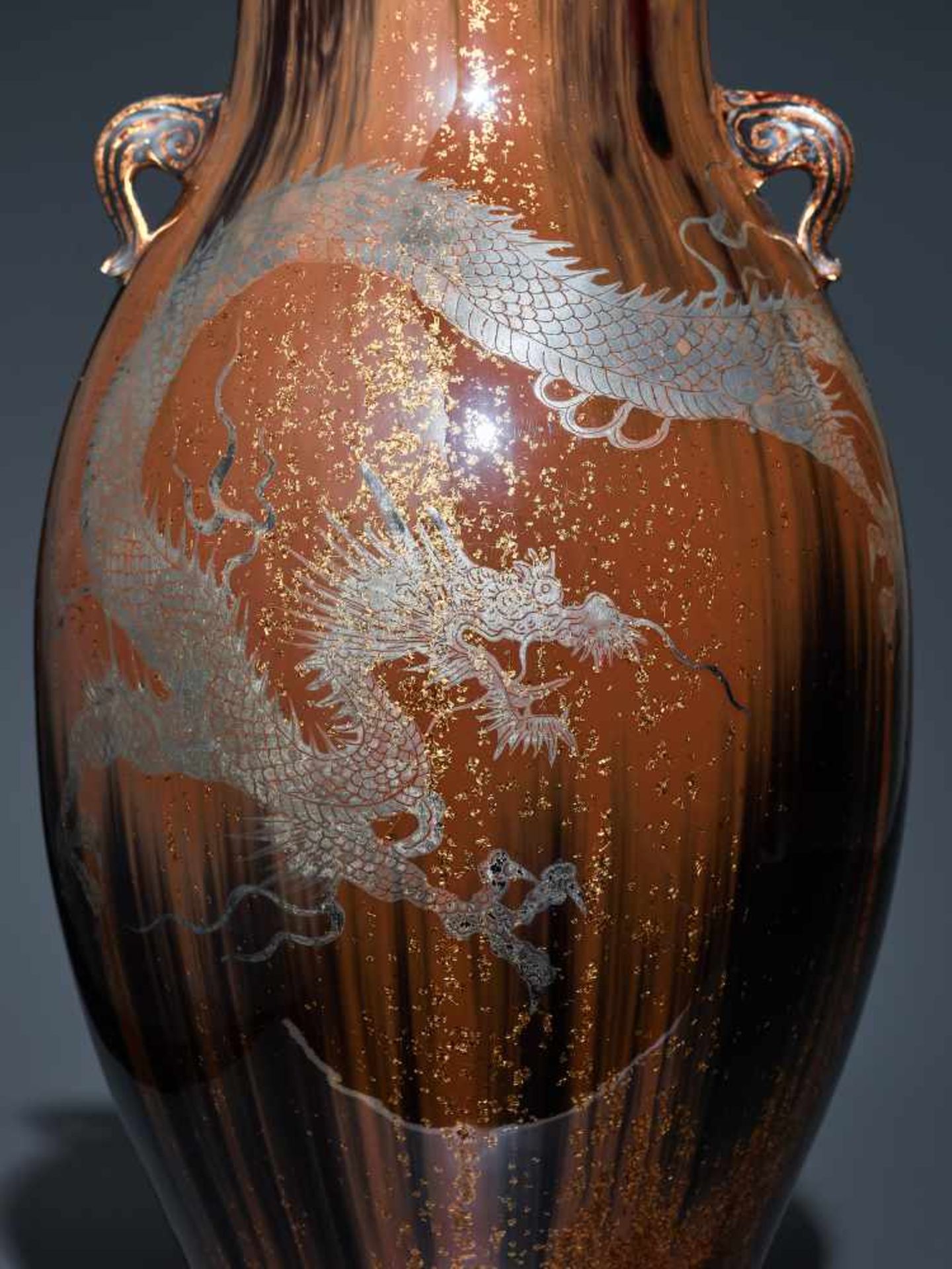 AN IZUMO-WARE VASE WITH A SILVER DESIGN OF A DRAGON BY IZUMO JYAKUZAN Porcelain with gold flakes and - Image 7 of 7