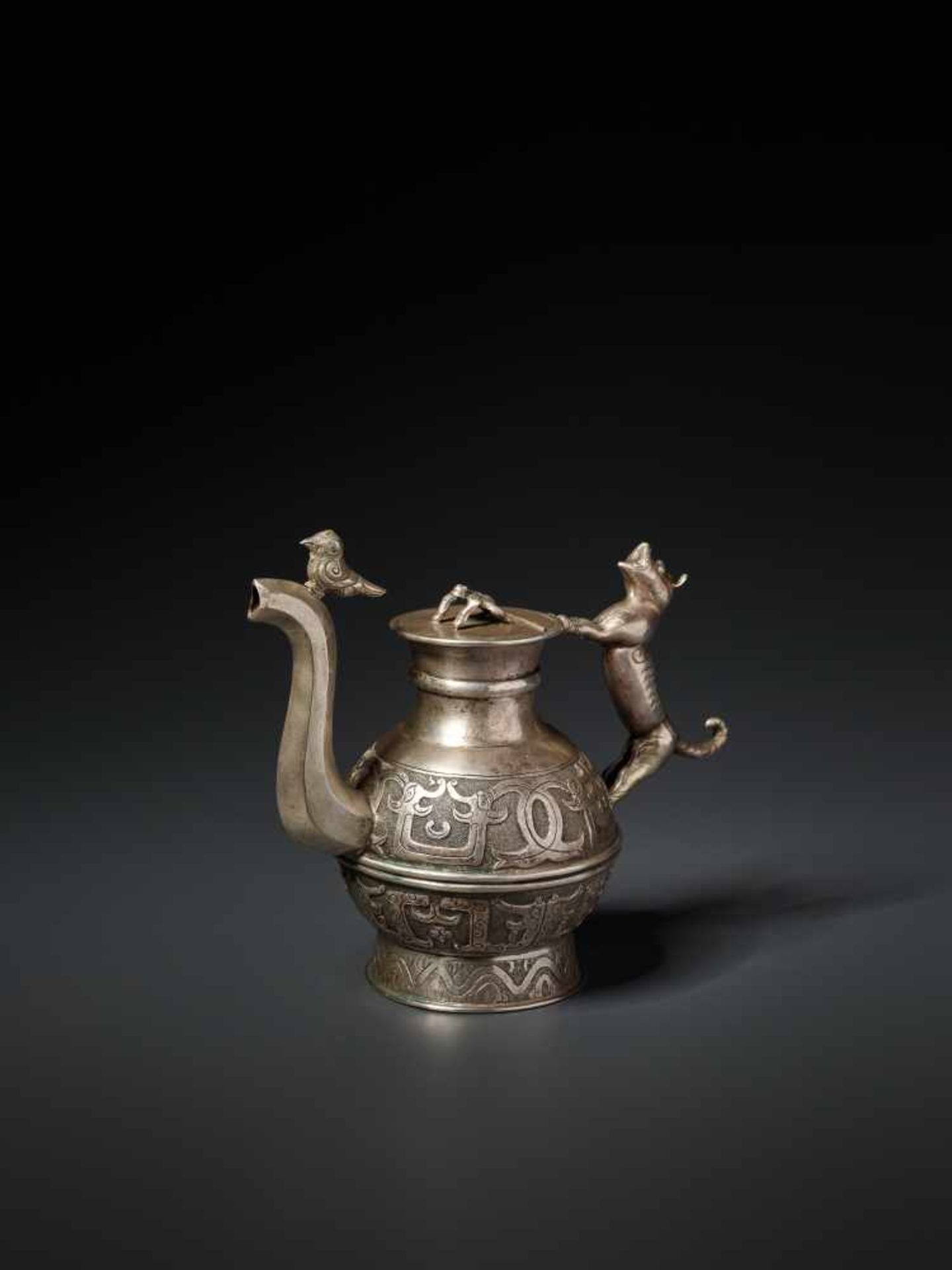 A WELL-CRAFTED ARCHAISTIC SILVER EWER, QING DYNASTY Silver, cast and chased China, Qing Dynasty This - Image 4 of 9