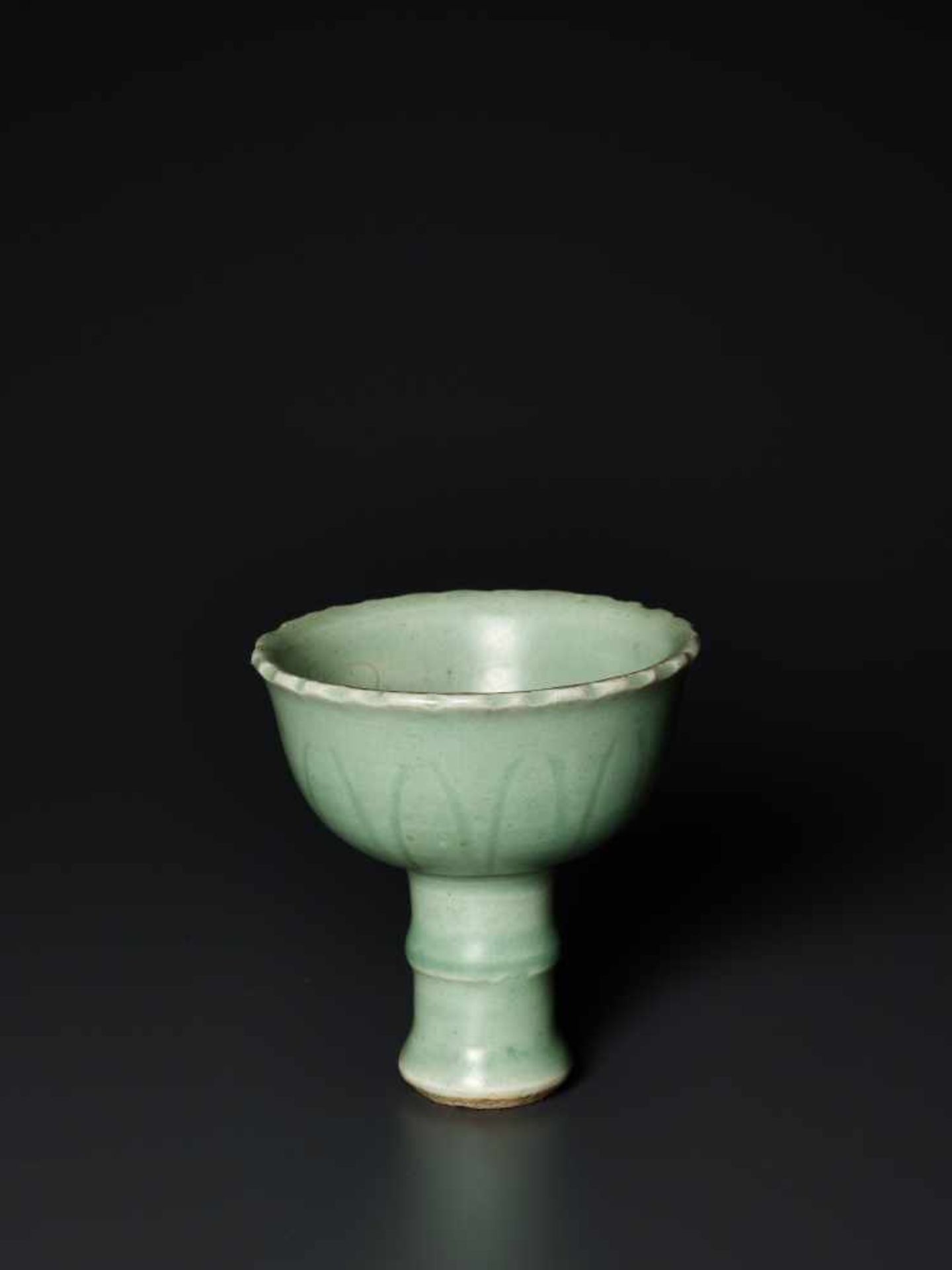 AN INCISED LONGQUAN CELADON STEM CUP, YUAN DYNASTYThe elegant and almost flawless celadon glaze - Image 4 of 8