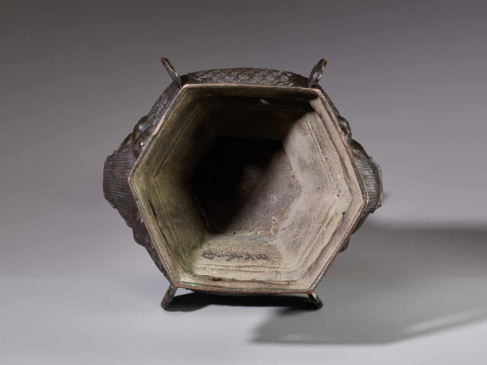 A LARGE BRONZE 'ARROW' VASE, TOUHU, MING DYNASTYMassively cast and incised hexagonal bronze vessel - Image 9 of 13