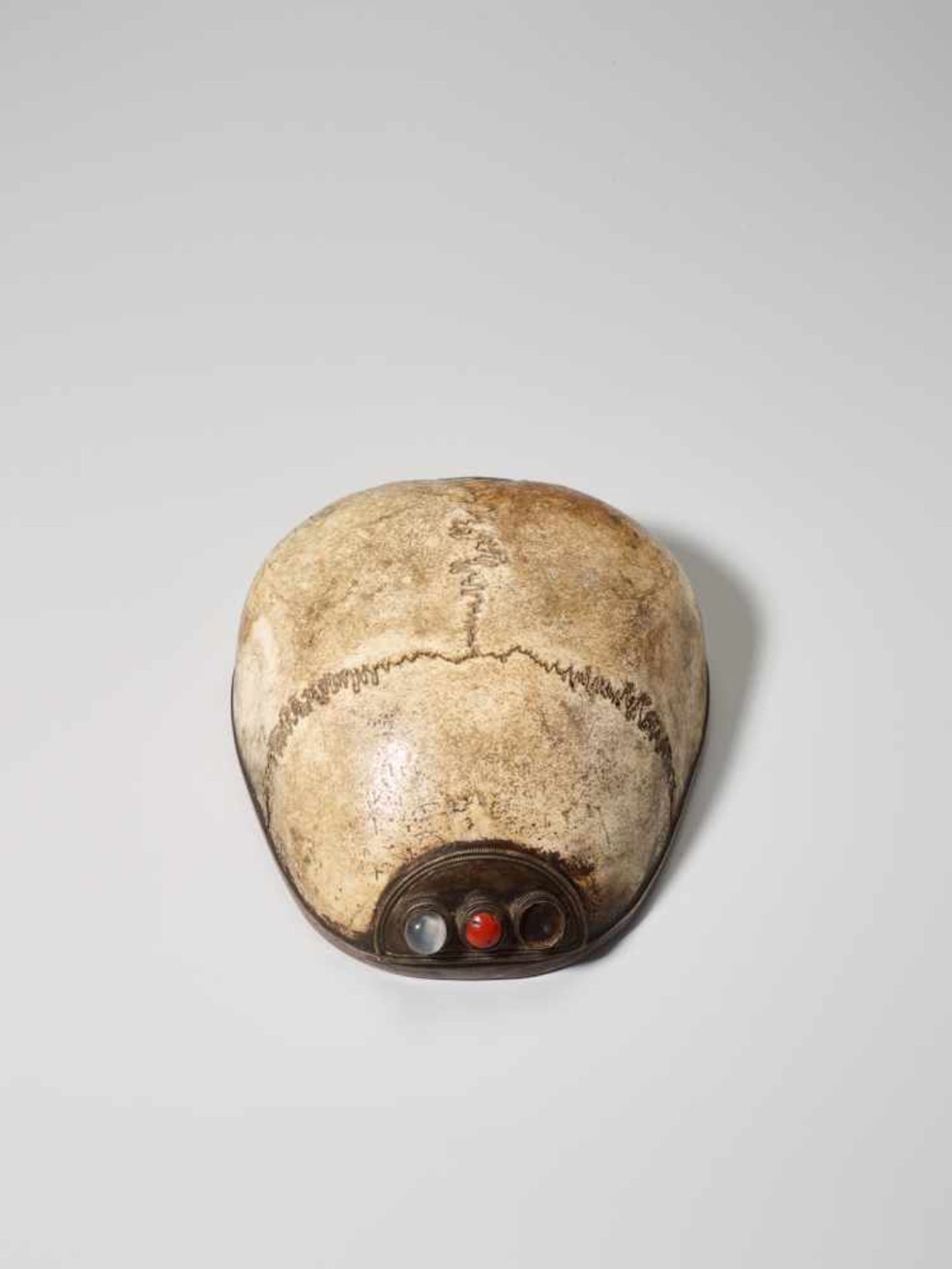 A LINED AND CABOCHON INSET RITUAL KAPALA SKULL CAP, 19th CENTURY Bone, silver-plate copper, coral - Image 2 of 7