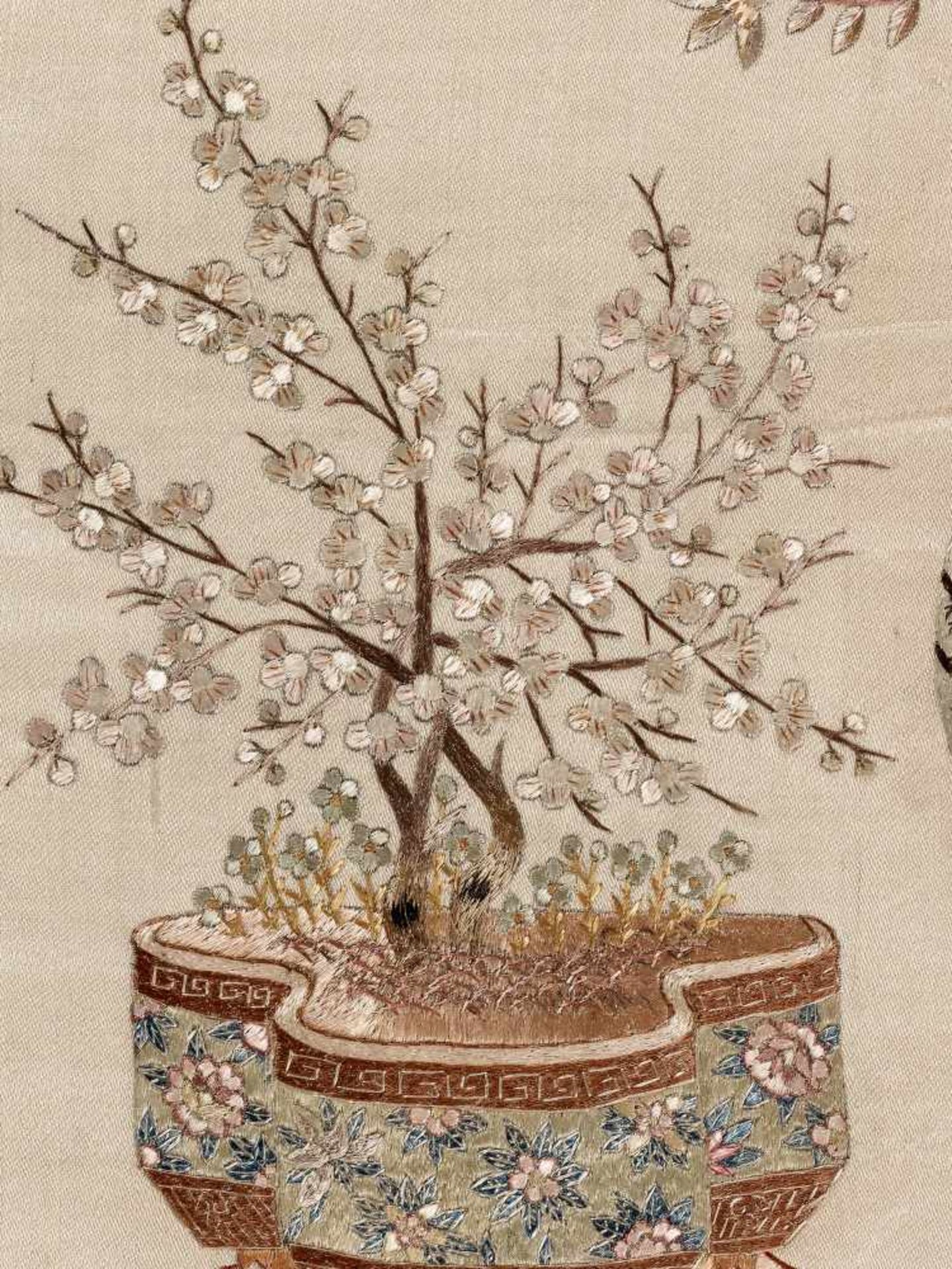 A VERY FINE SILK EMBROIDERY WITH FALANGCAI WARES, QING DYNASTYSilk with multi-colored silk - Image 4 of 9