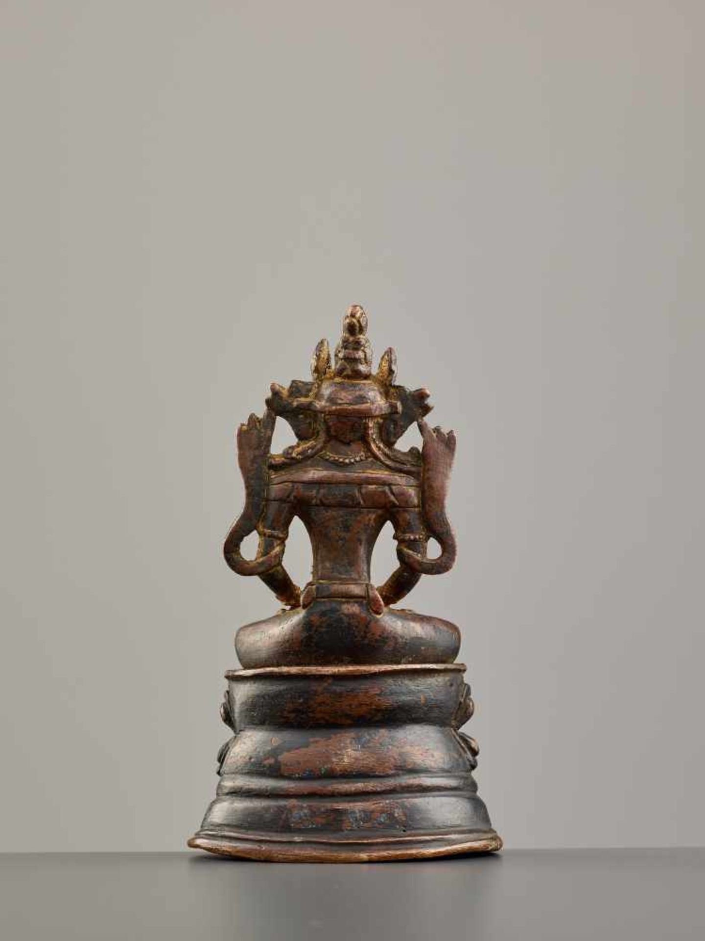 A NEPALESE BRONZE FIGURE OF BUDDHA AMITAYUS, 16th – 17th CENTURY Copper bronze alloy, black - Bild 6 aus 9