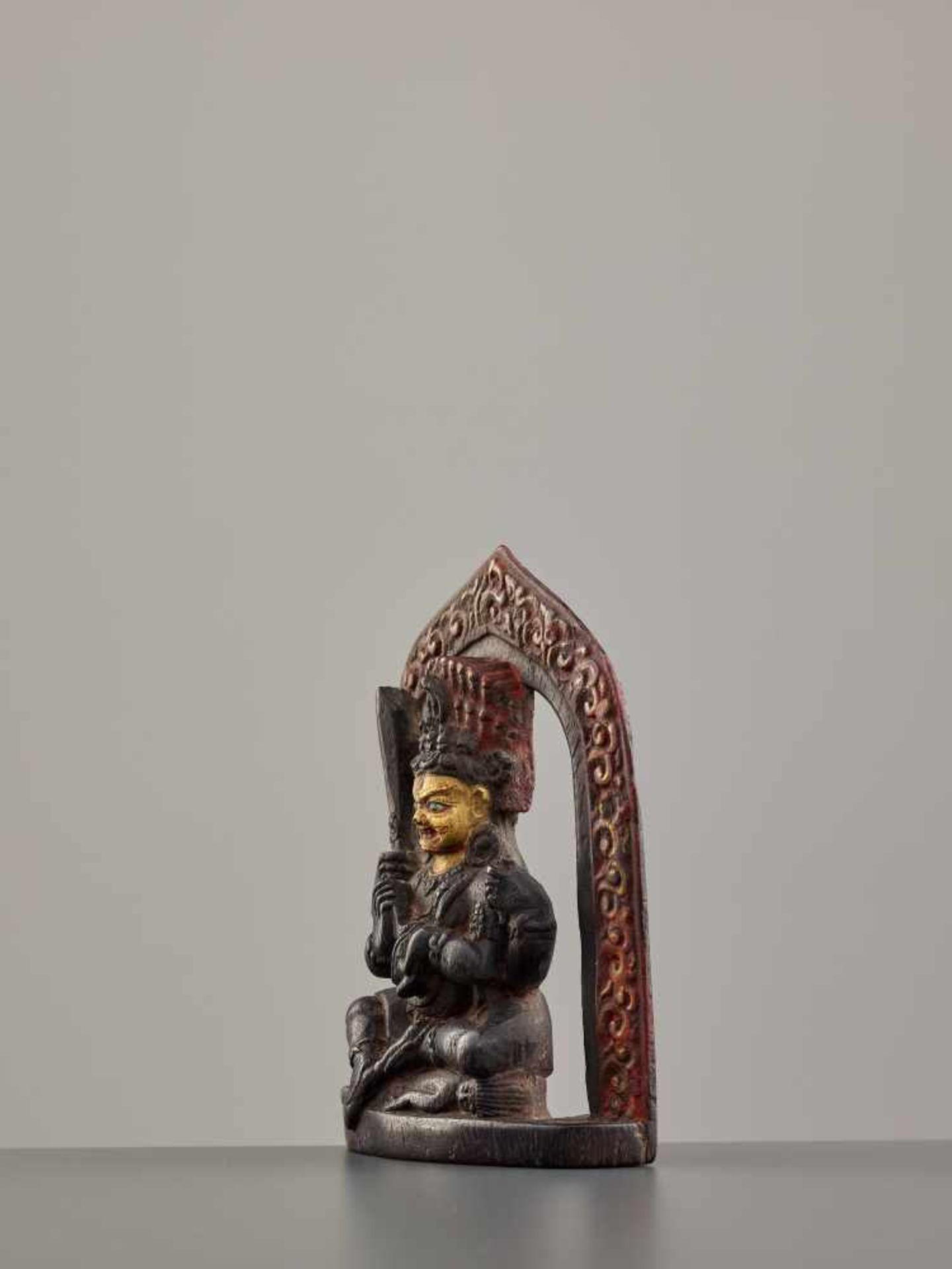 A RARE AND IMPORTANT GILT AND POLYCHROMED ZITAN FIGURE OF MAHAKALA, 16th – 17th CENTURY Zitan with - Image 5 of 8
