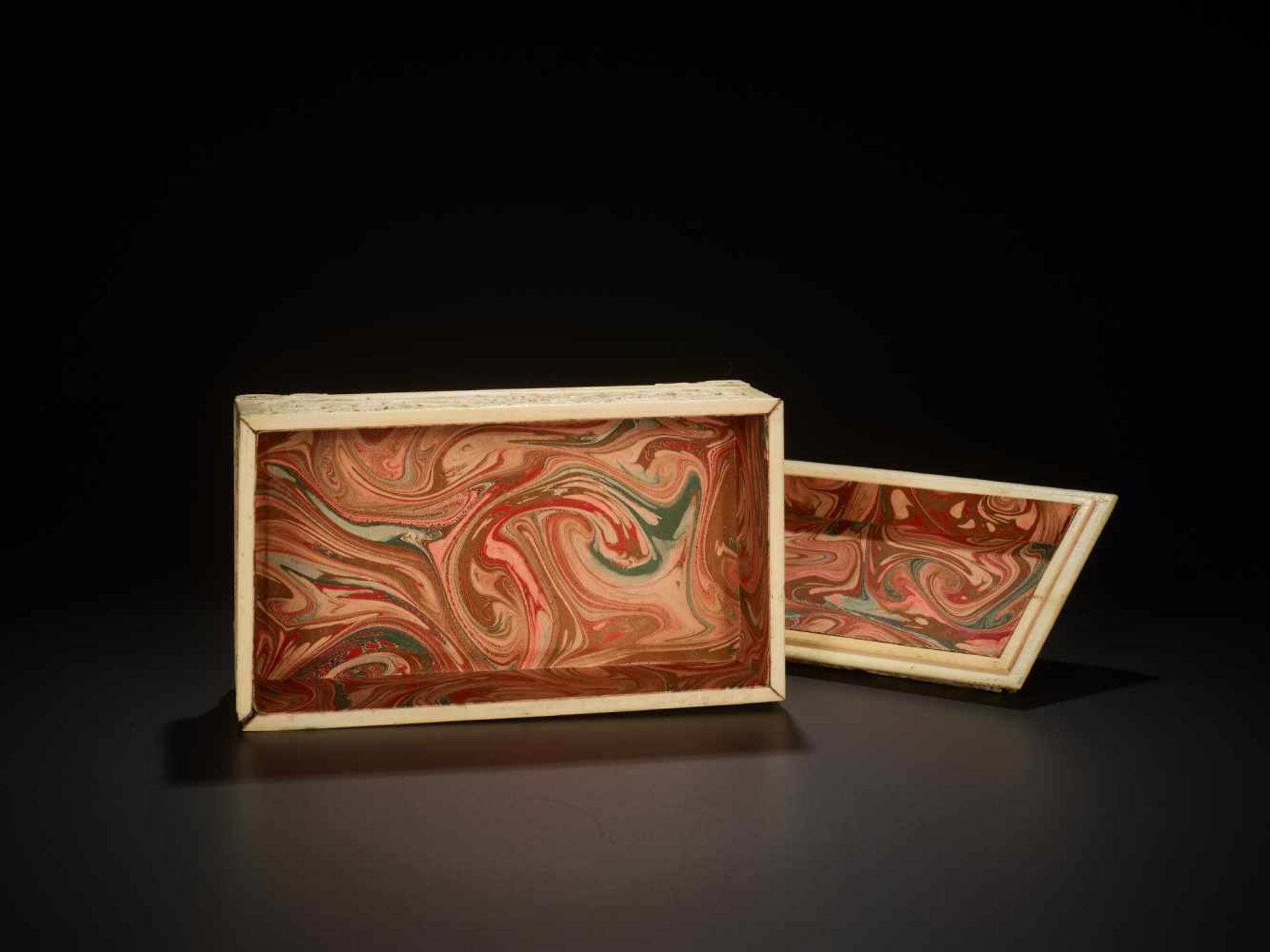 A RARE CANTONESE IVORY BOX WITH COVER, EARLY 19th CENTURY Ivory, wooden inset with marble paper - Image 5 of 7