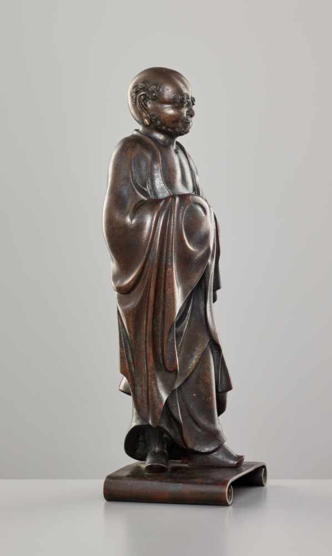 AN EXCELLENT BRONZE STATUE OF DARUMA, 17th/18th CENTURYBronzeJapan, 17th/18th century, Edo period ( - Image 7 of 16