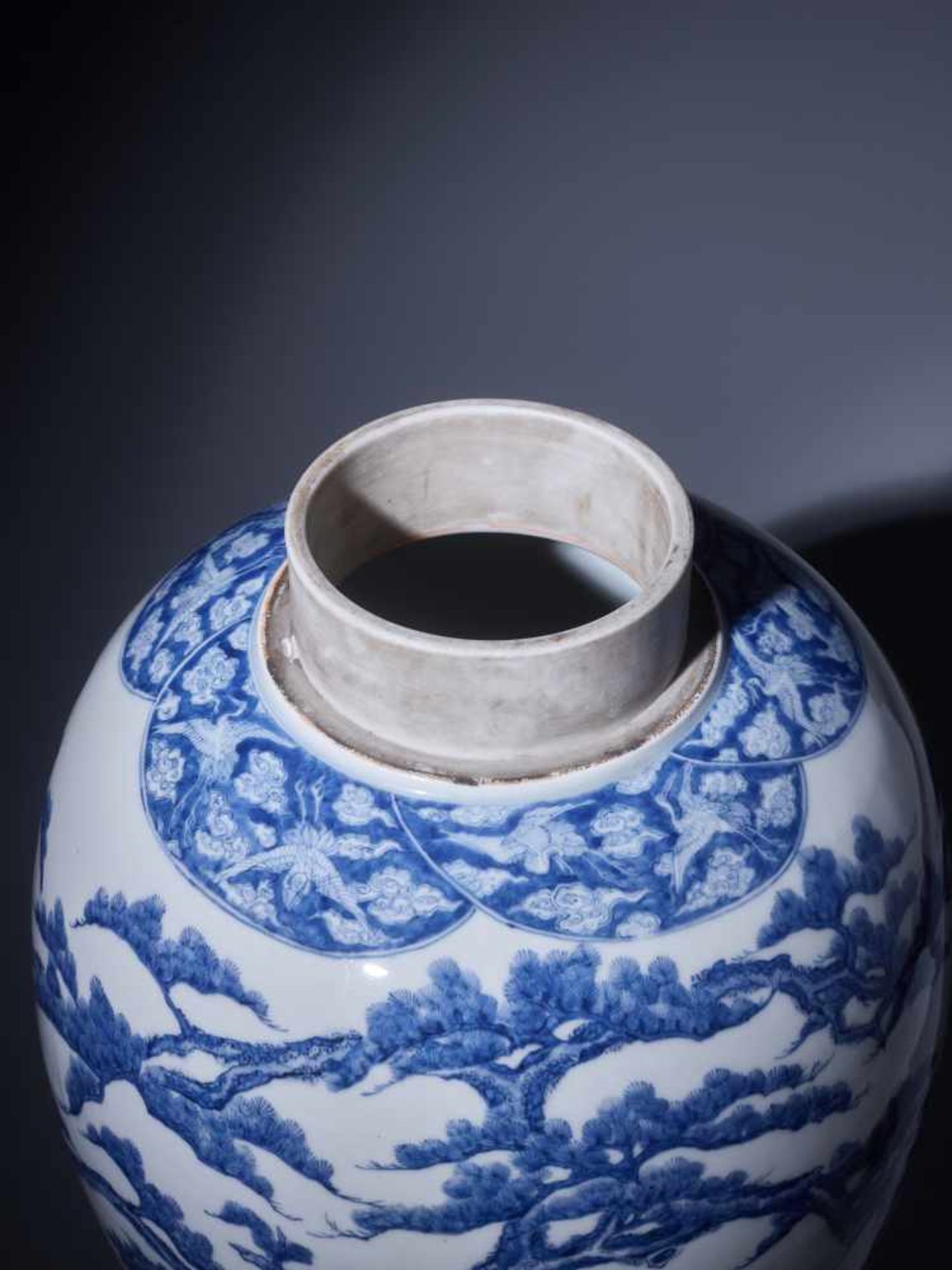 A LARGE AND FINE SETO-WARE BLUE AND WHITE PORCELAIN VASE BY KATO KICHIBEIPorcelain with blue and - Image 8 of 11