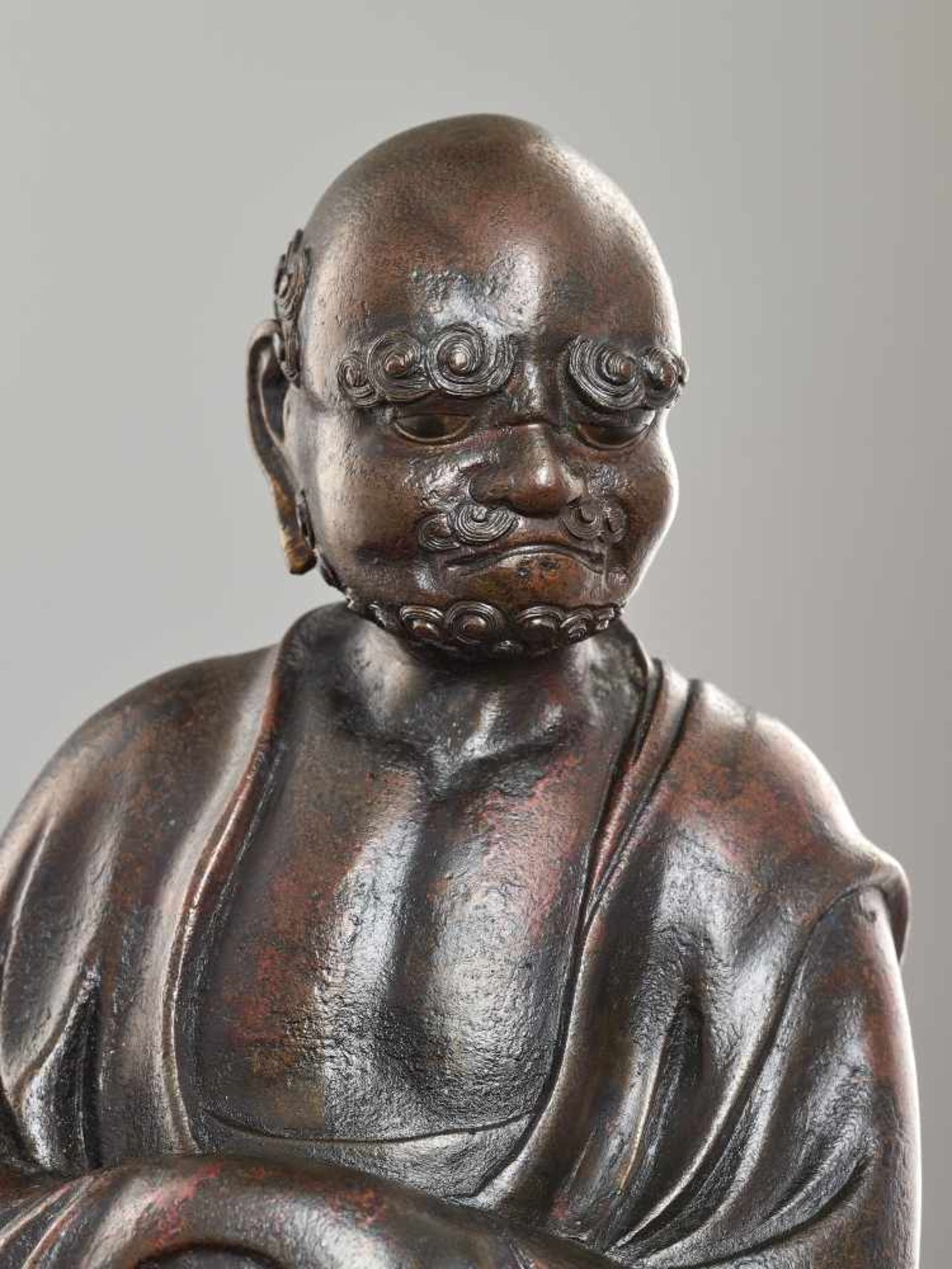 AN EXCELLENT BRONZE STATUE OF DARUMA, 17th/18th CENTURYBronzeJapan, 17th/18th century, Edo period ( - Image 2 of 16