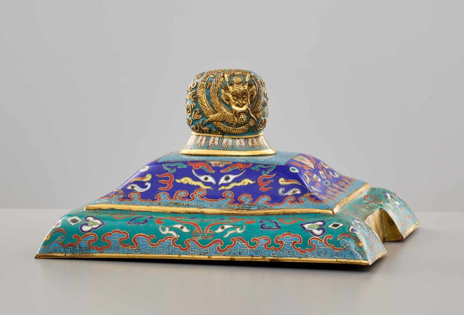 A CLOISONNÉ ENAMEL CENSER AND COVER, FANGDING, QING DYNASTYThe massively cast bronze vessel with - Image 10 of 15