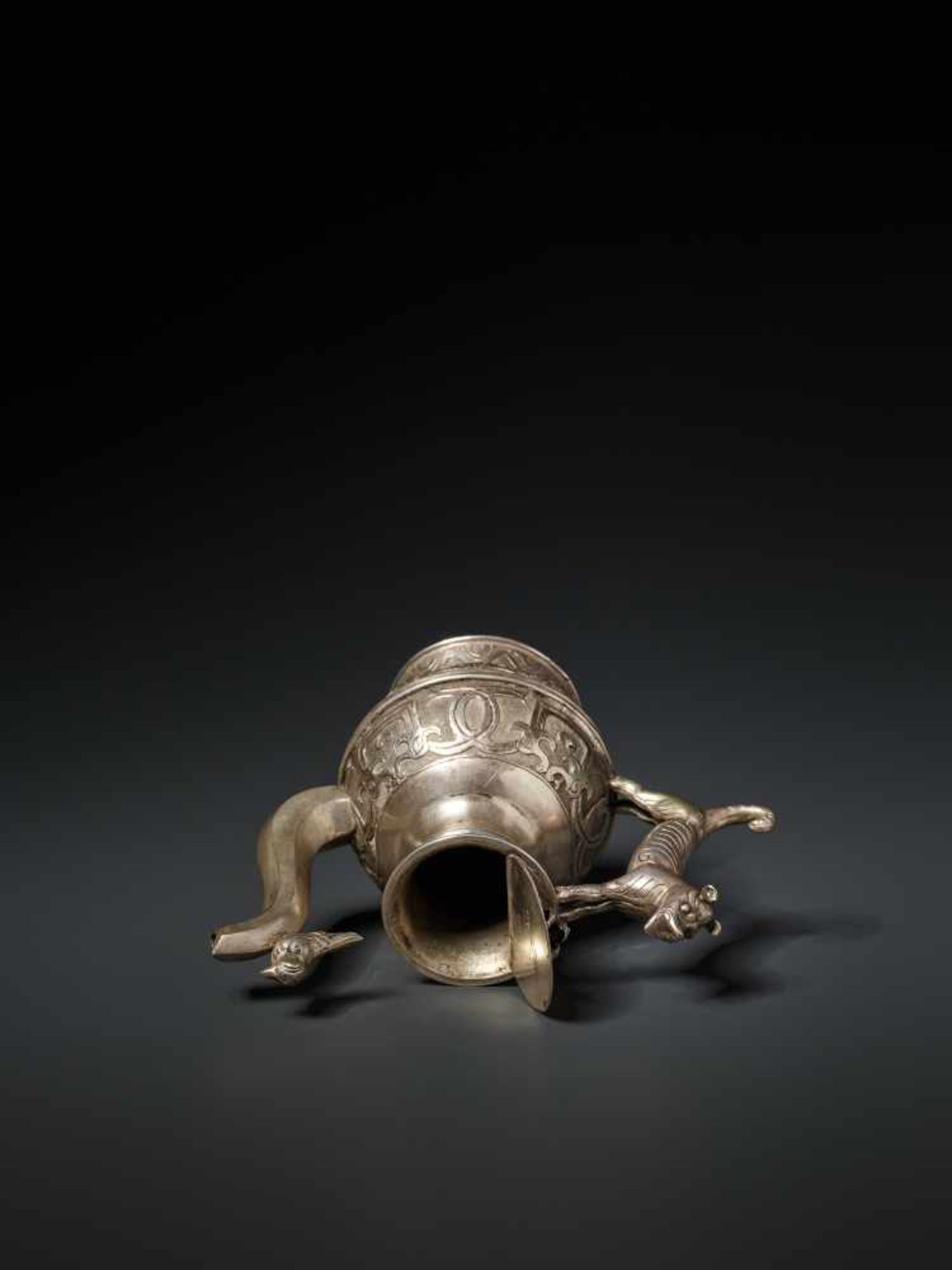 A WELL-CRAFTED ARCHAISTIC SILVER EWER, QING DYNASTY Silver, cast and chased China, Qing Dynasty This - Image 7 of 9