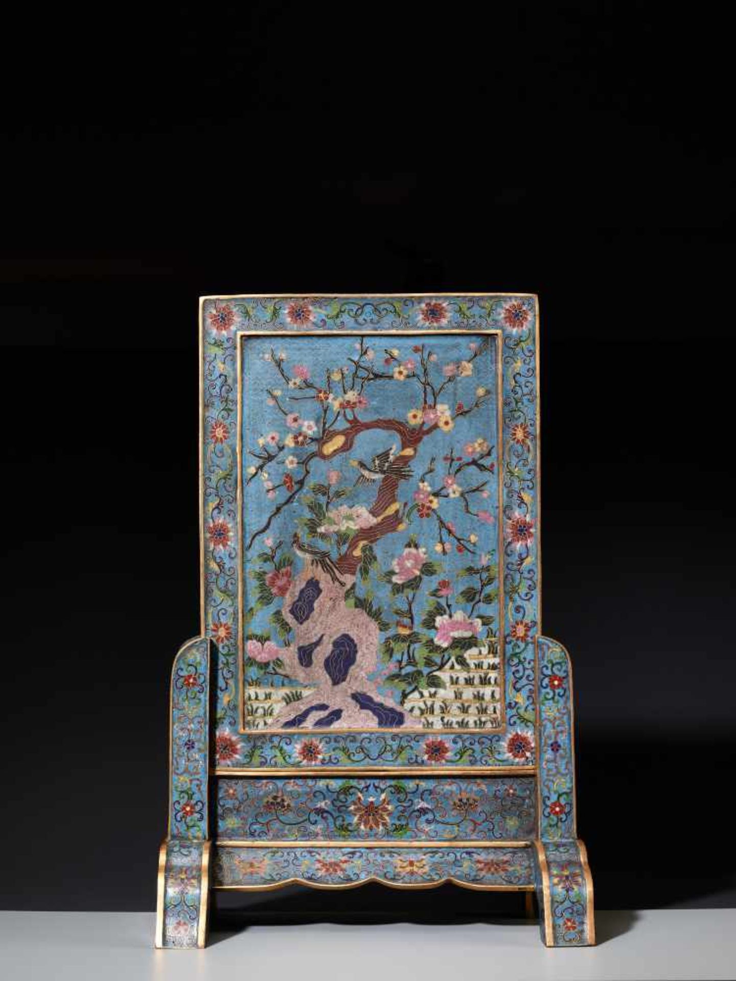 A CLOISONNE ‘LOTUS’ TABLE SCREEN AND STAND Cloisonné enamel on gilt bronze bodyChina, late Qing - Image 3 of 7