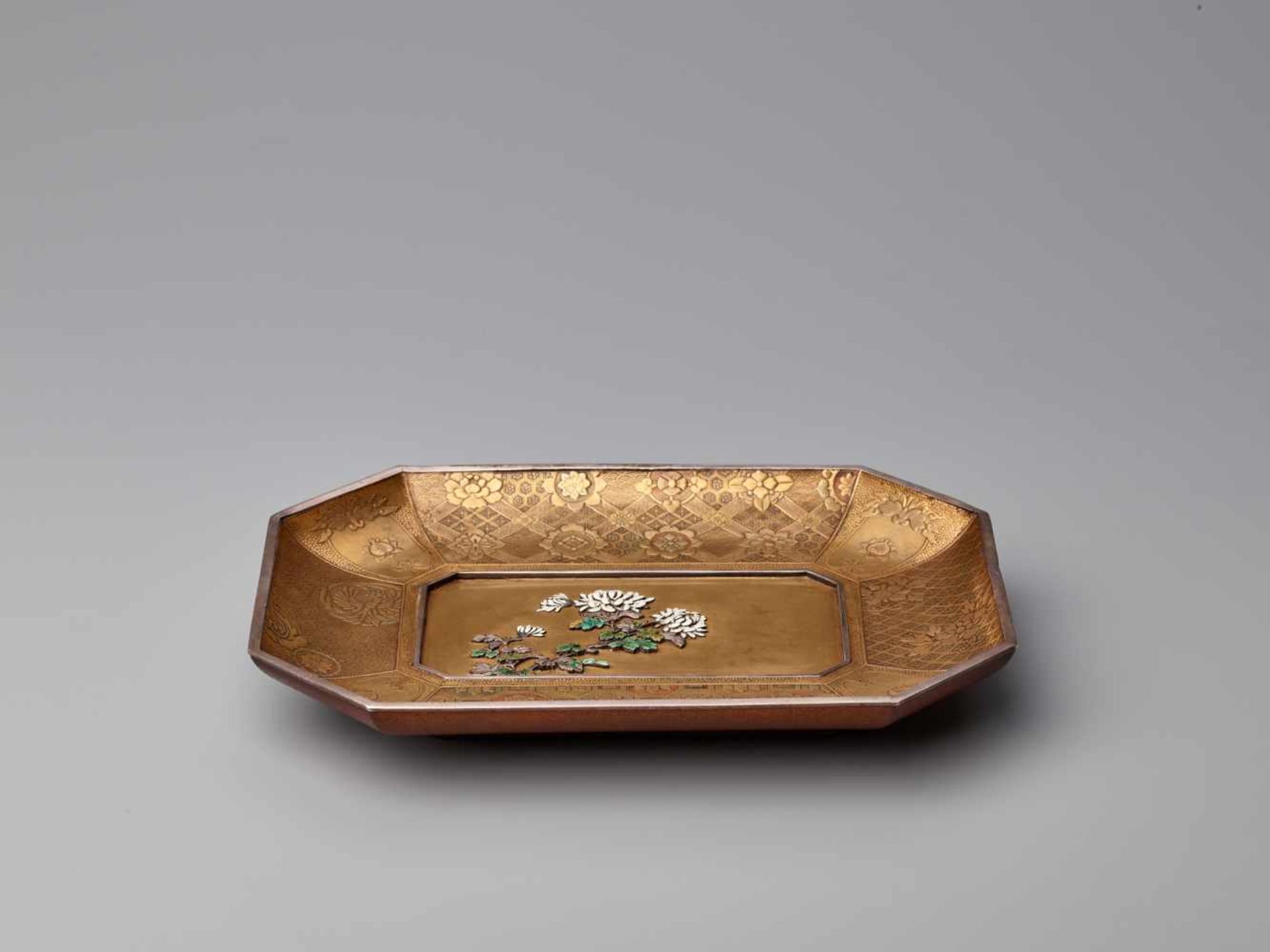 A RARE AND FINE INLAID CLOISONNE ENAMEL GOLD LACQUERED TRAYWood, lacquer and cloisonné - Image 2 of 8