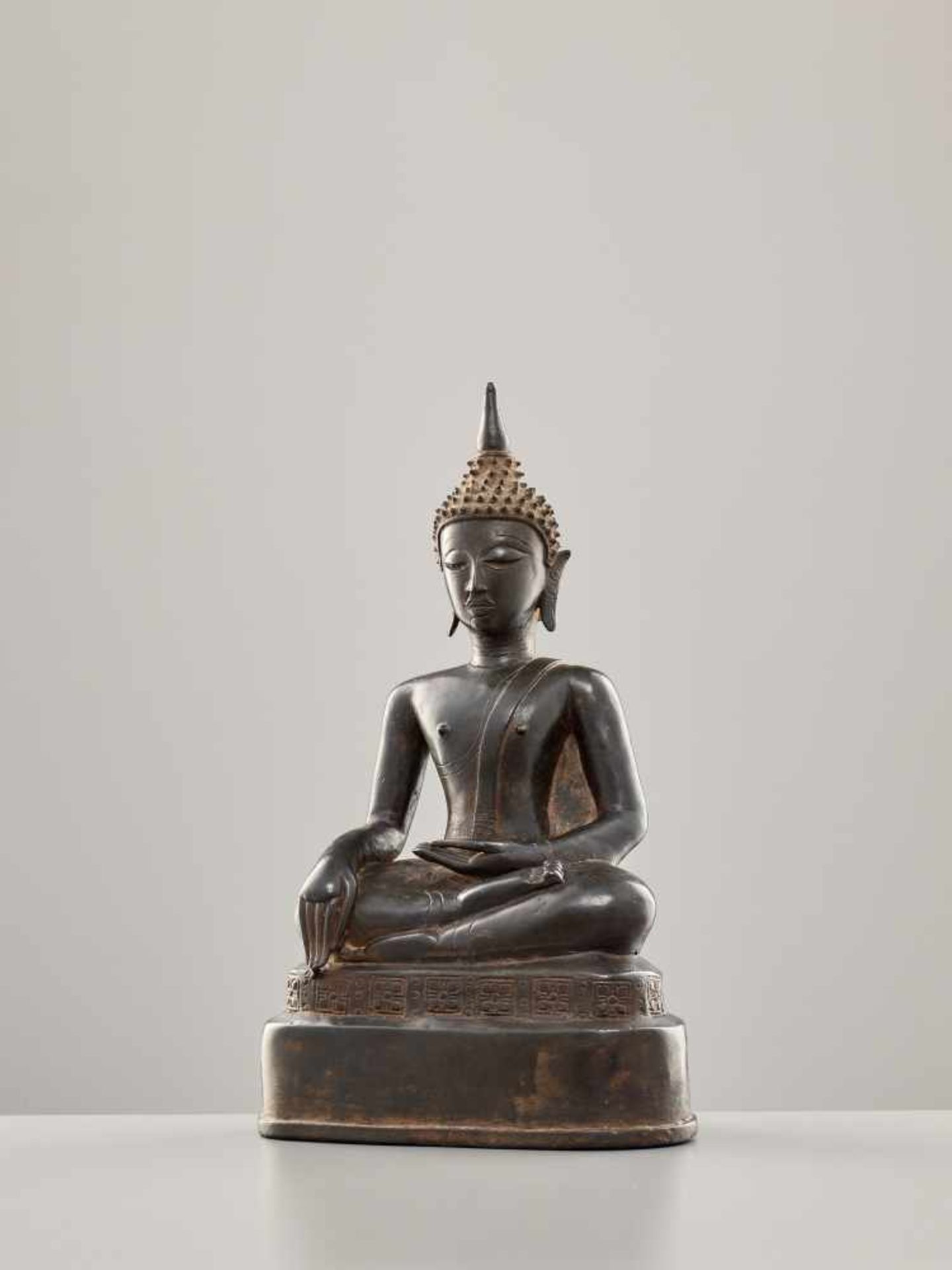 A FINE BRONZE FIGURE OF BUDDHA SHAKYAMUNI, LAOS / NORTHERN THAILAND, 17th – 18th CENTURYMassively - Image 3 of 6