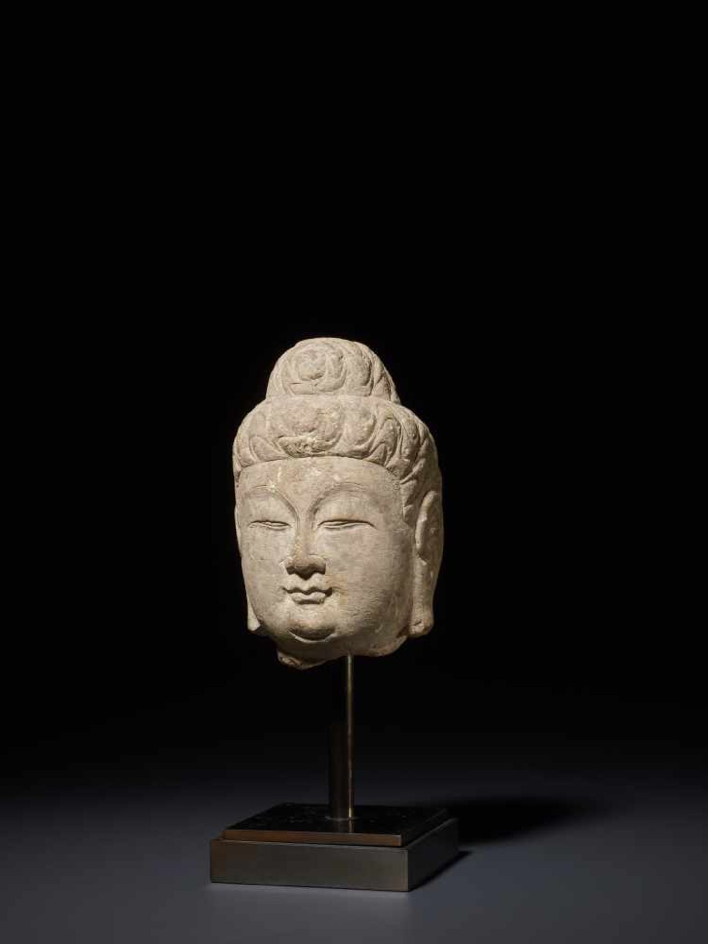 A SONG - YUAN DYNASTY SCHIST HEAD OF GUANYIN Schist, comes with modern metal standChina, Song / Yuan - Image 2 of 6