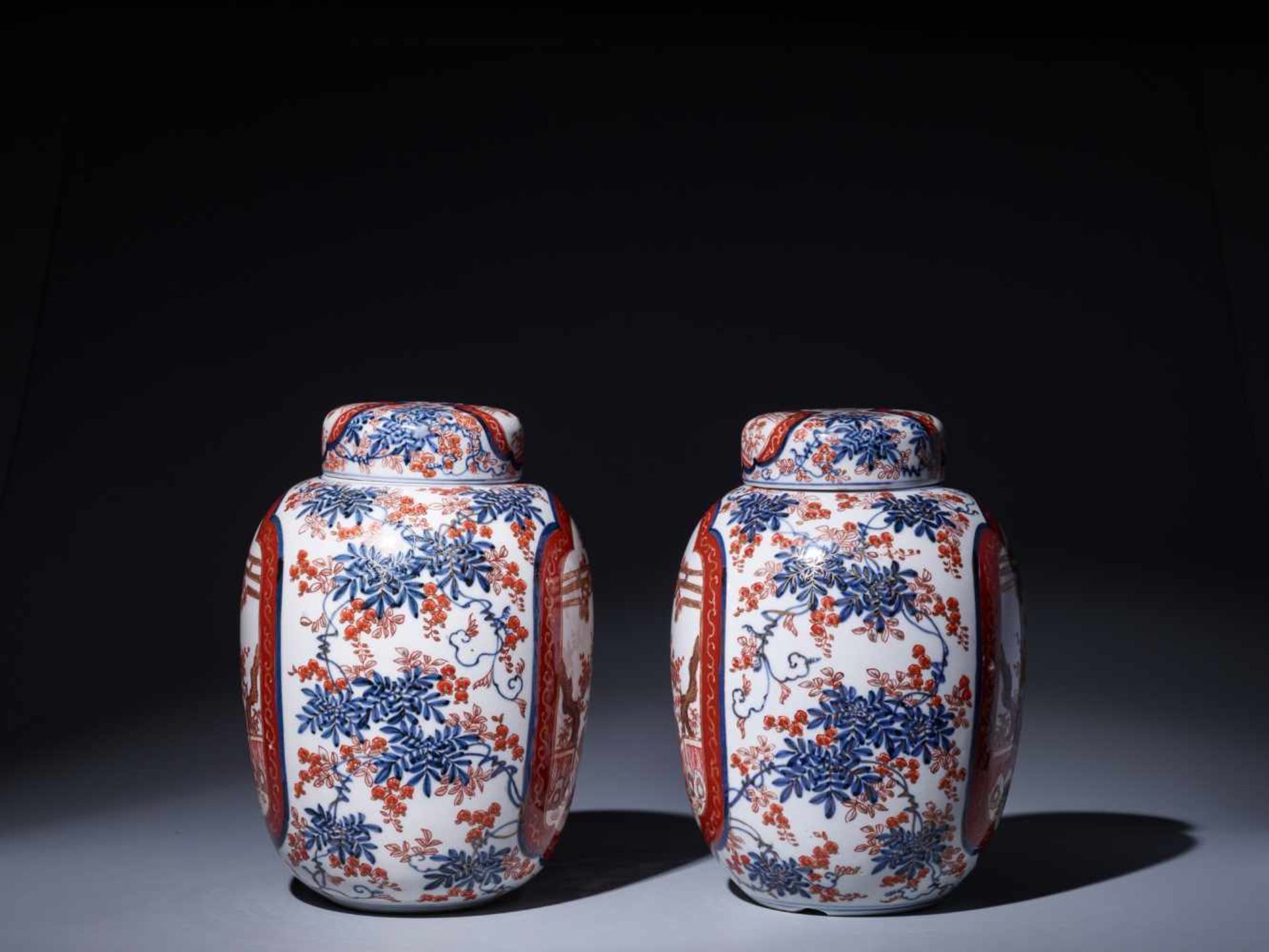 A PAIR OF IMARI PORCELAIN GINGER JARS WITH LIDSImari porcelainJapan, 1900s, Meiji period (1868- - Image 4 of 6