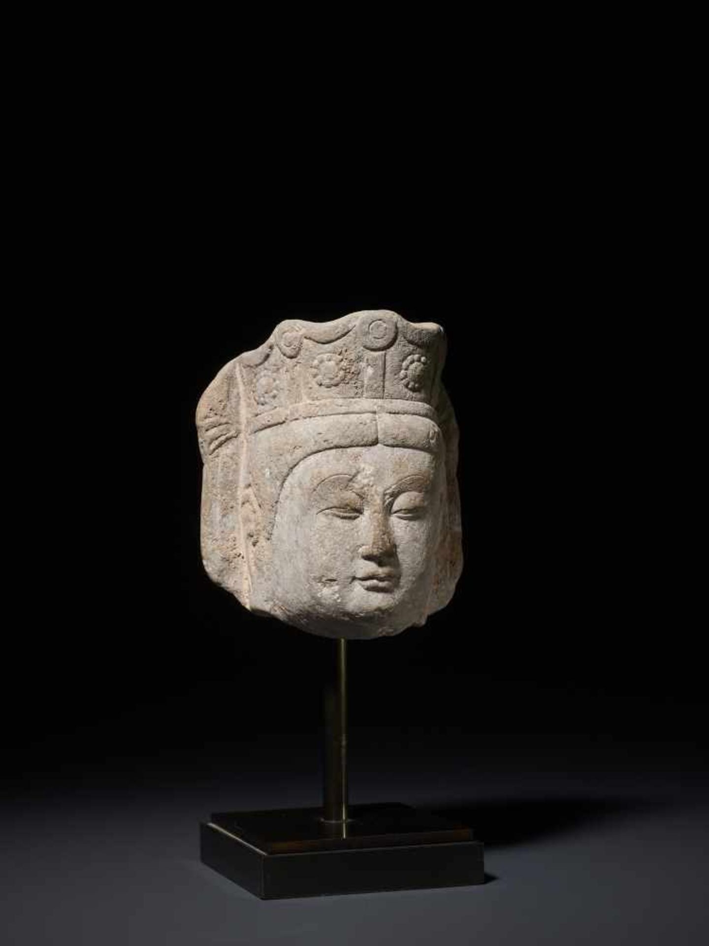 A SONG - YUAN DYNASTY SCHIST HEAD OF CROWNED GUANYIN Schist, comes with modern metal standChina, - Image 3 of 6