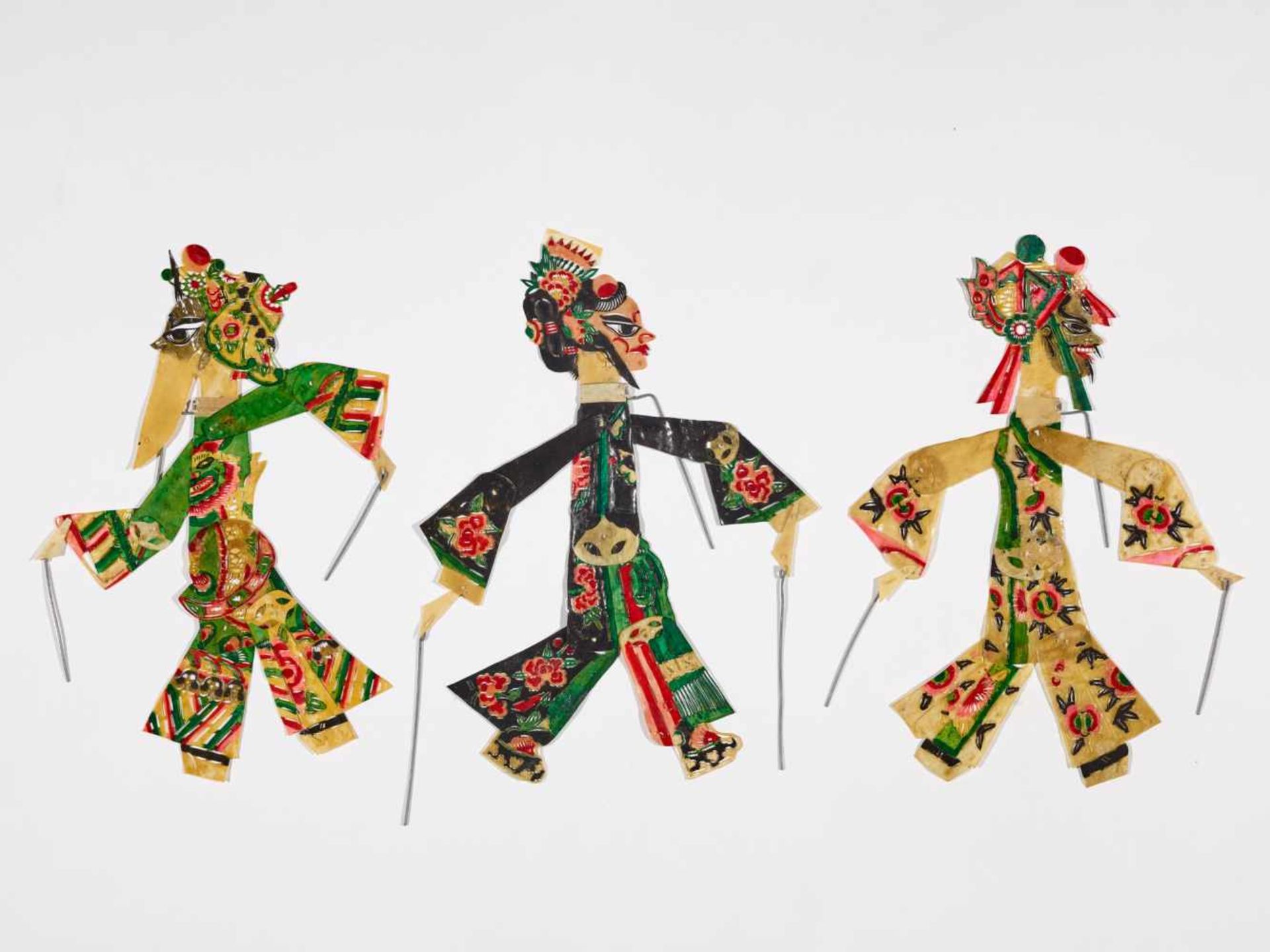 A SET WITH 21 HAND PAINTED CHINESE SHADOW PUPPETS, 1930sHand painted hide, small metal rodsChina, - Image 5 of 5