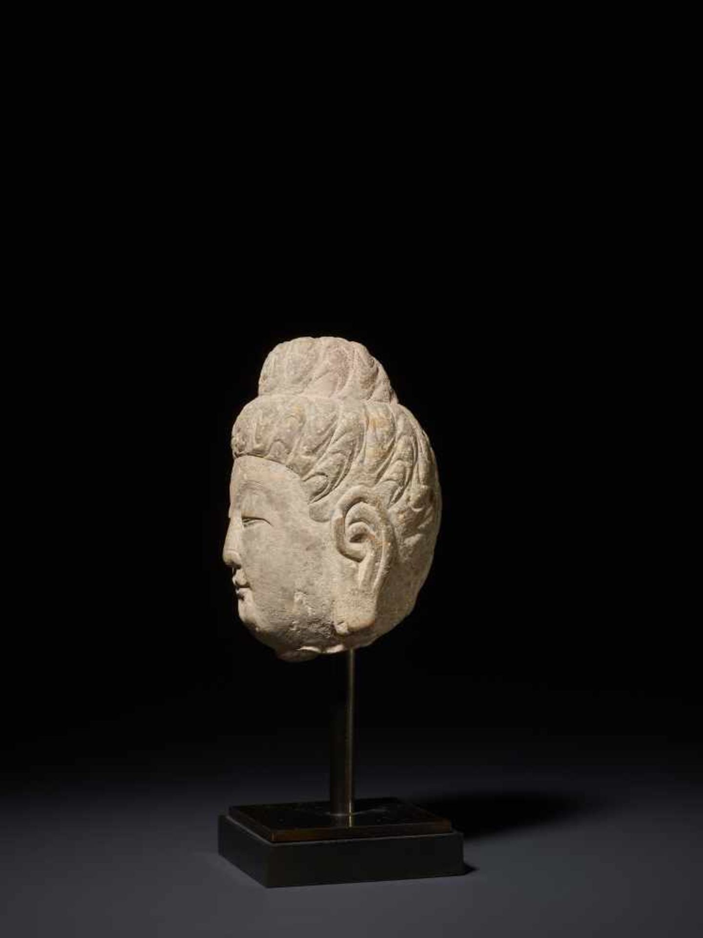 A SONG - YUAN DYNASTY SCHIST HEAD OF GUANYIN Schist, comes with modern metal standChina, Song / Yuan - Image 4 of 6