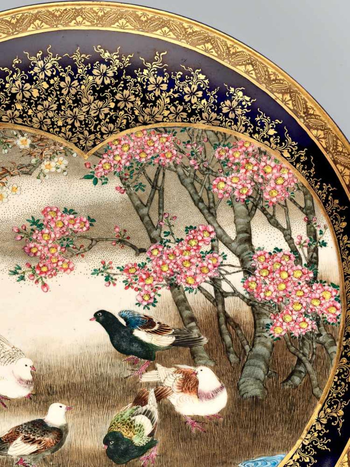 A MARVELLOUS SATSUMA PLATE BY KINKOZAN DEPICTING DOVES WITH CHERRY BLOSSOMSSatsuma ceramicJapan, - Bild 2 aus 7