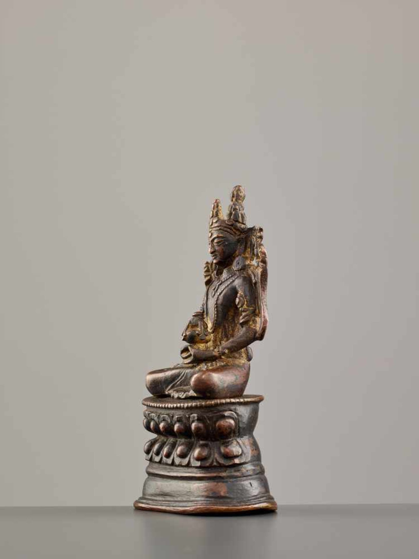 A NEPALESE BRONZE FIGURE OF BUDDHA AMITAYUS, 16th – 17th CENTURY Copper bronze alloy, black - Bild 5 aus 9