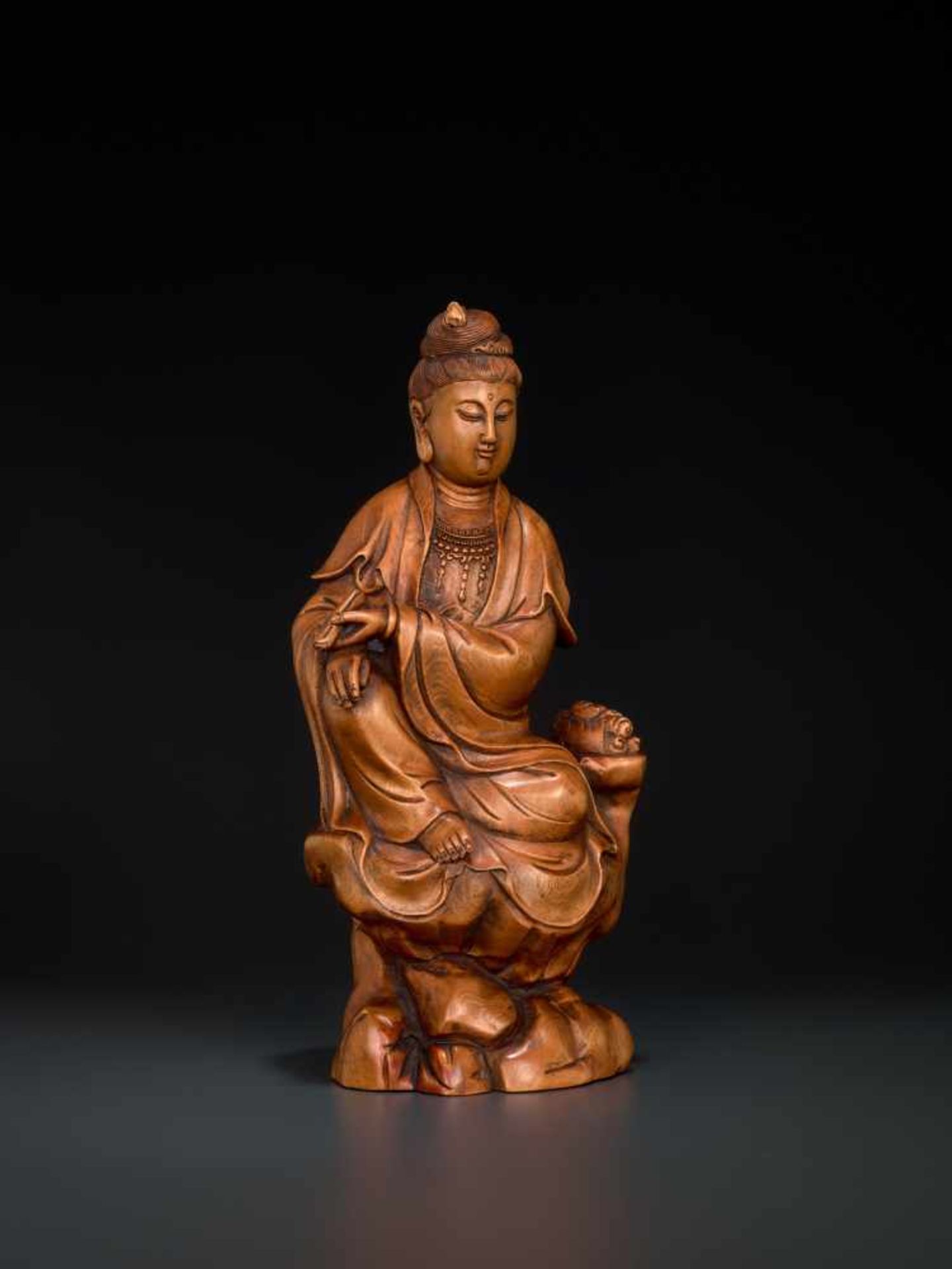 A CARVED QING DYNASTY BOXWOOD FIGURE OF GUANYIN Boxwood China, Qing Dynasty This masterly carved - Image 4 of 11