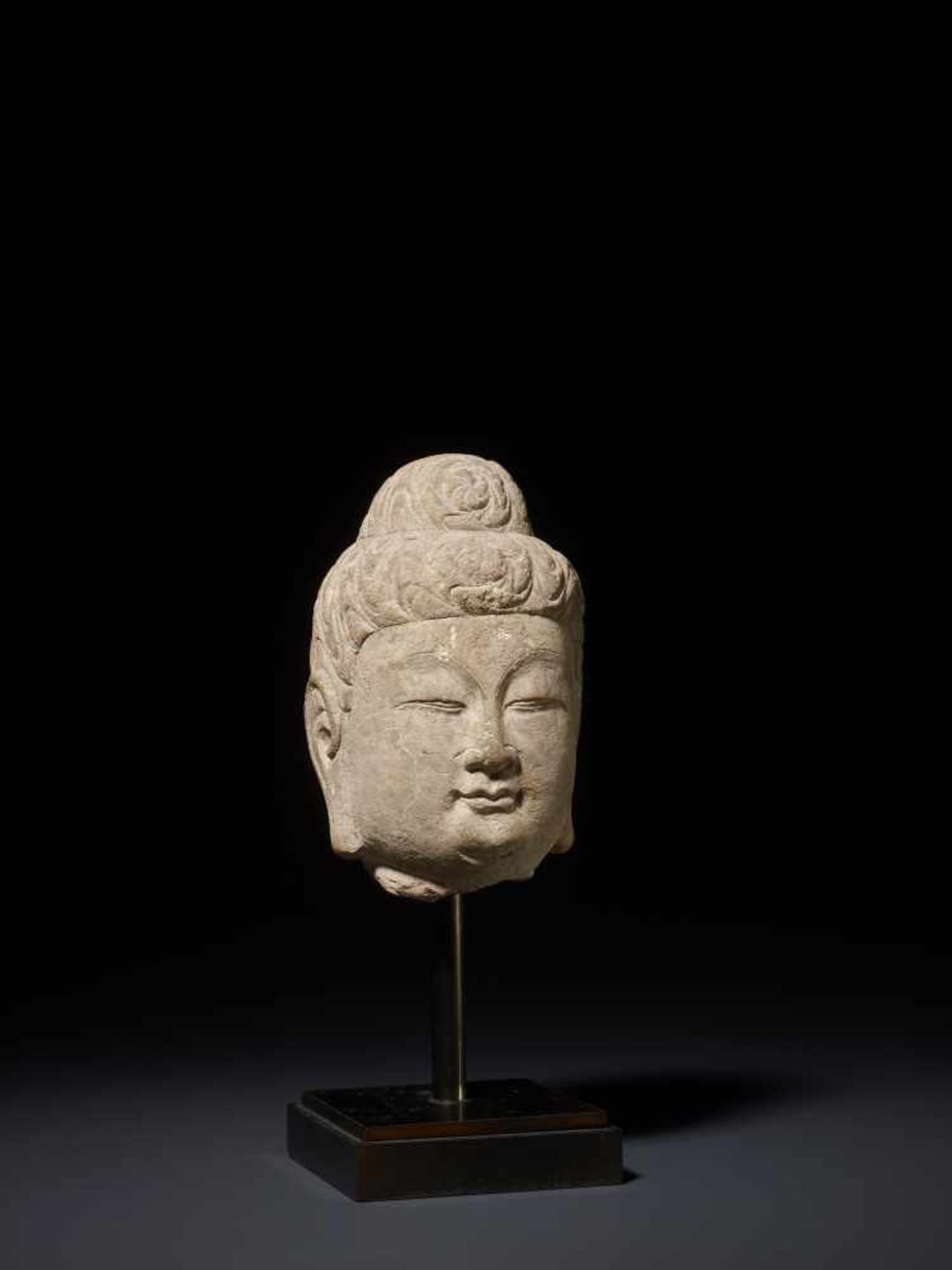 A SONG - YUAN DYNASTY SCHIST HEAD OF GUANYIN Schist, comes with modern metal standChina, Song / Yuan - Image 3 of 6