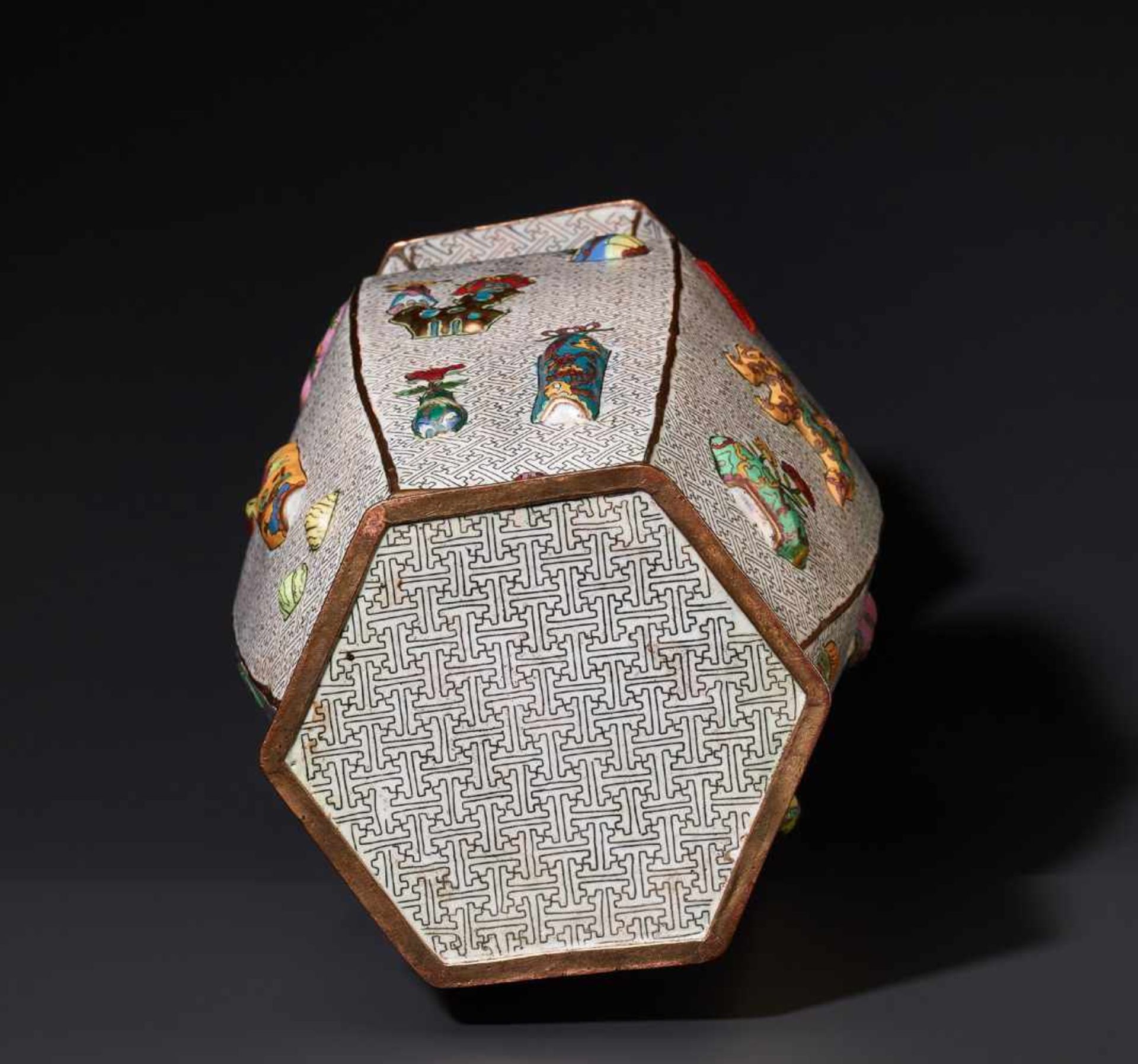 A LARGE MOLDED CLOISONNE FLOOR VASE WITH LITERATI TREASURES, QING DYNASTY Cloisonné enamel on - Image 8 of 8