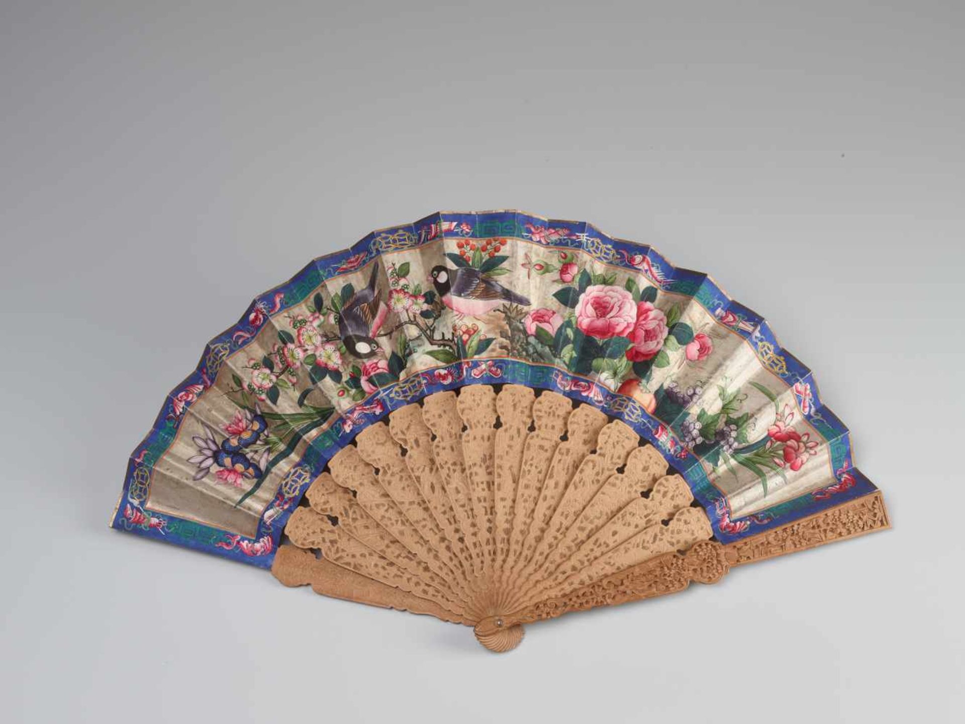 A FINELY HAND PAINTED AND INLAID CANTON SCHOOL FAN IN ORIGINAL LACQUER BOXHand carved wood, hand - Image 2 of 8