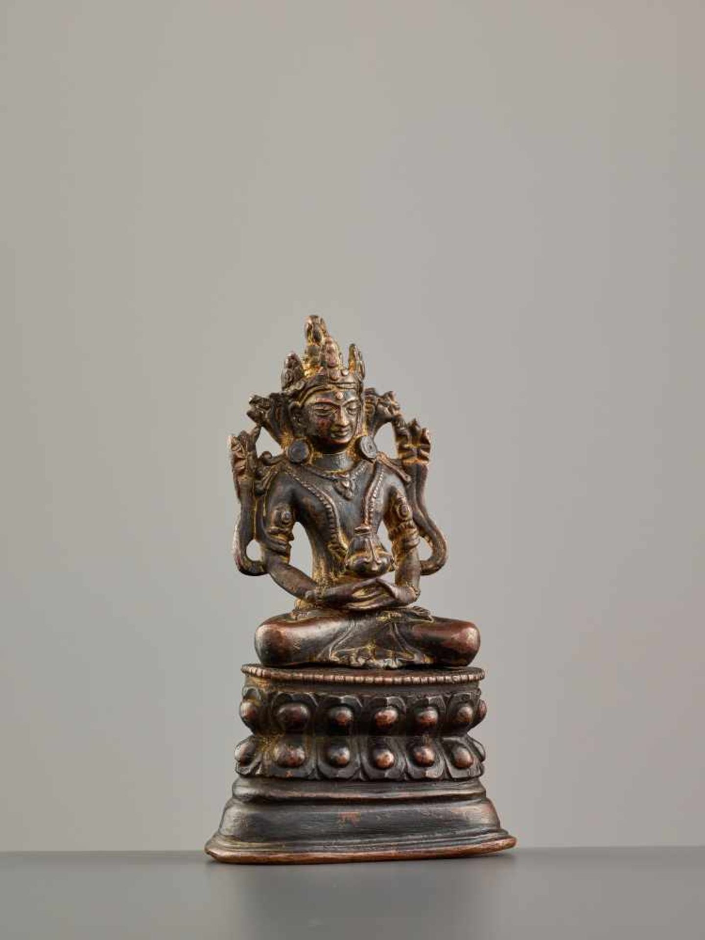 A NEPALESE BRONZE FIGURE OF BUDDHA AMITAYUS, 16th – 17th CENTURY Copper bronze alloy, black - Bild 4 aus 9