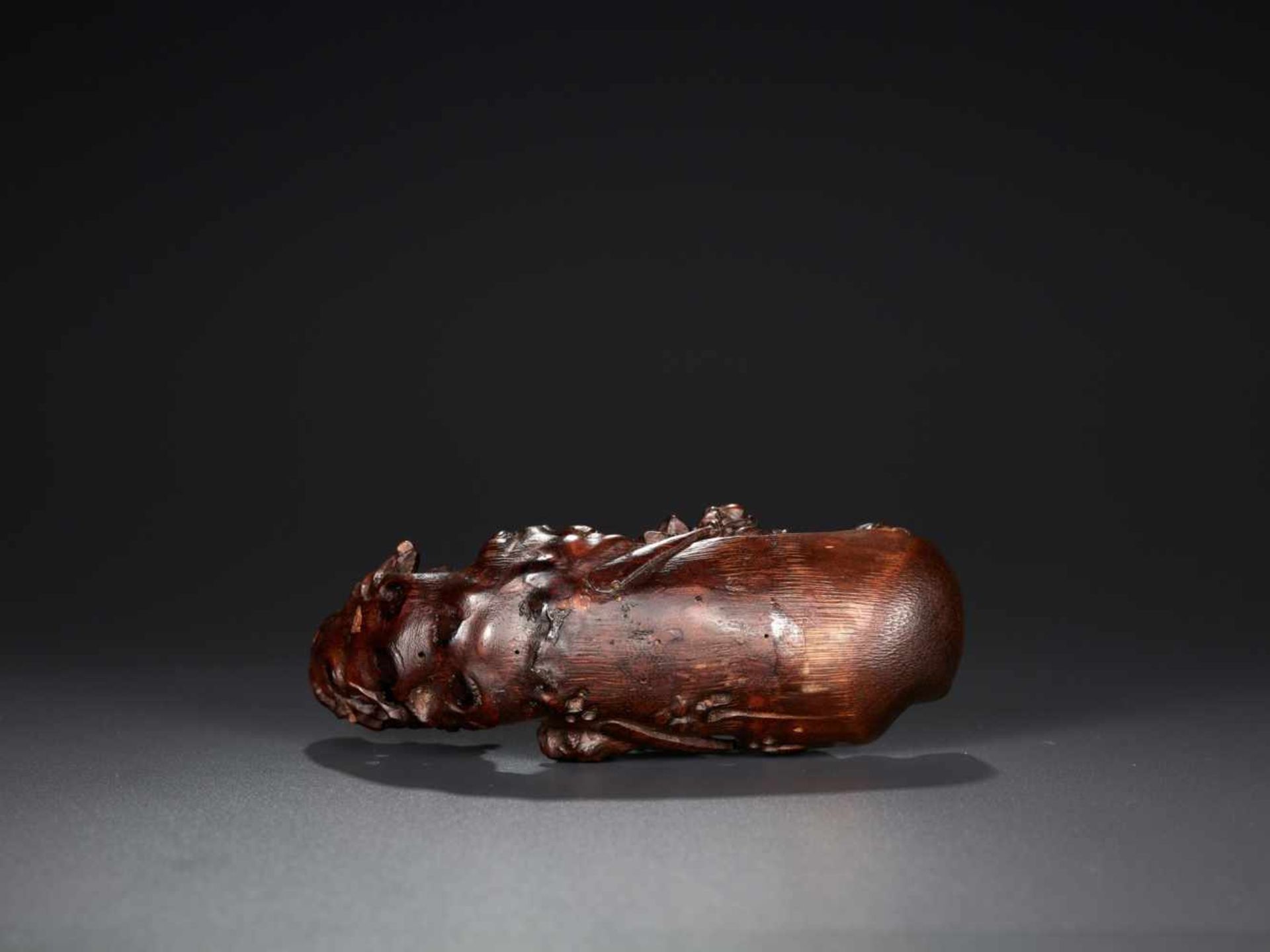 AN 18TH CENTURY BAMBOO-ROOT LOG RAFT CARVING WITH IMMORTALS Bamboo root China, 18th century This - Image 10 of 16